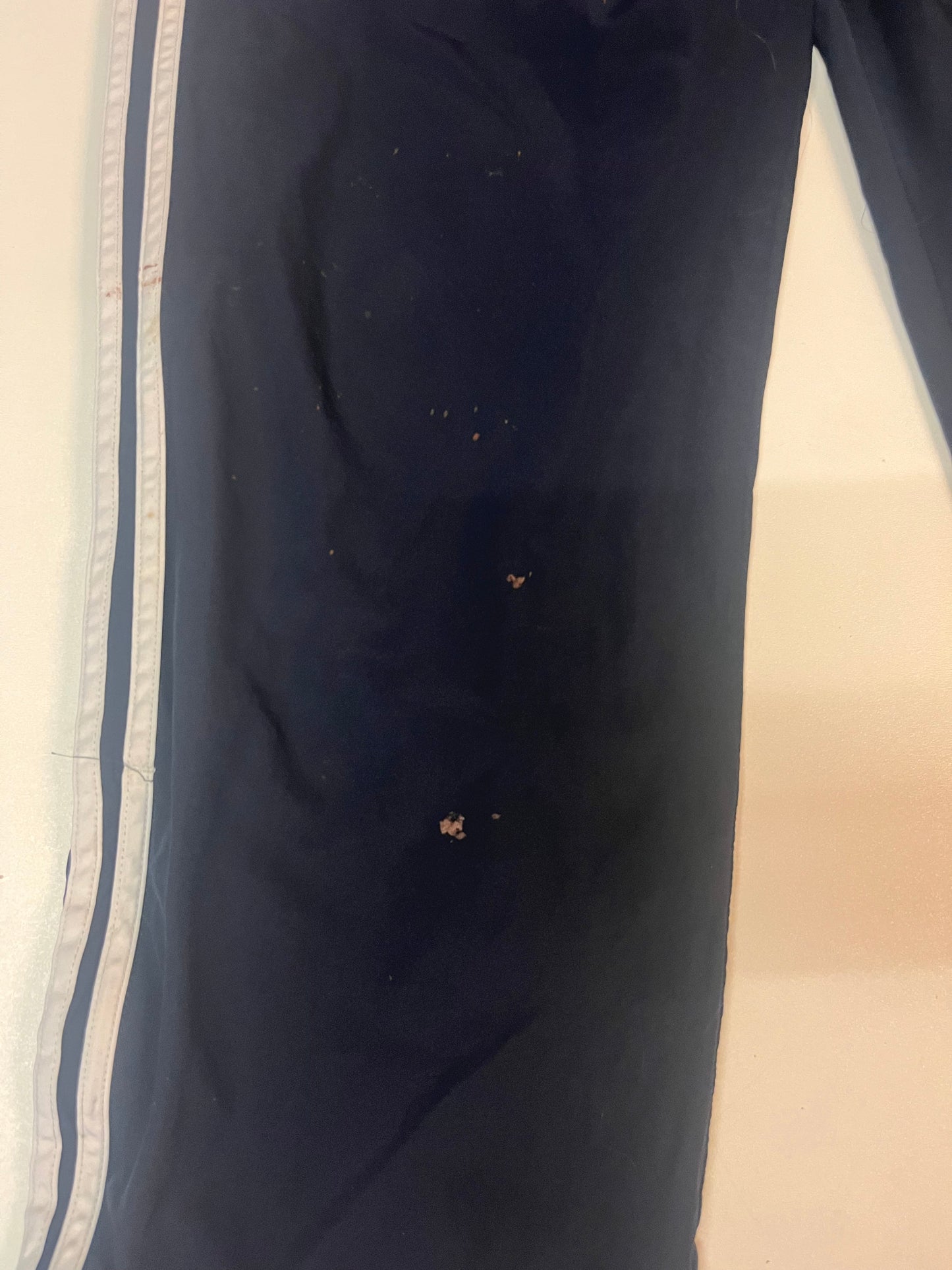Entdecke unsere Vintage Track Pants von Nike und anderen Marken, erhältlich bei Valuxery.de - Dein Shop für trendige Vintage - Kleidung. Unsere Track Pants sind aus hochwertigen Materialien und