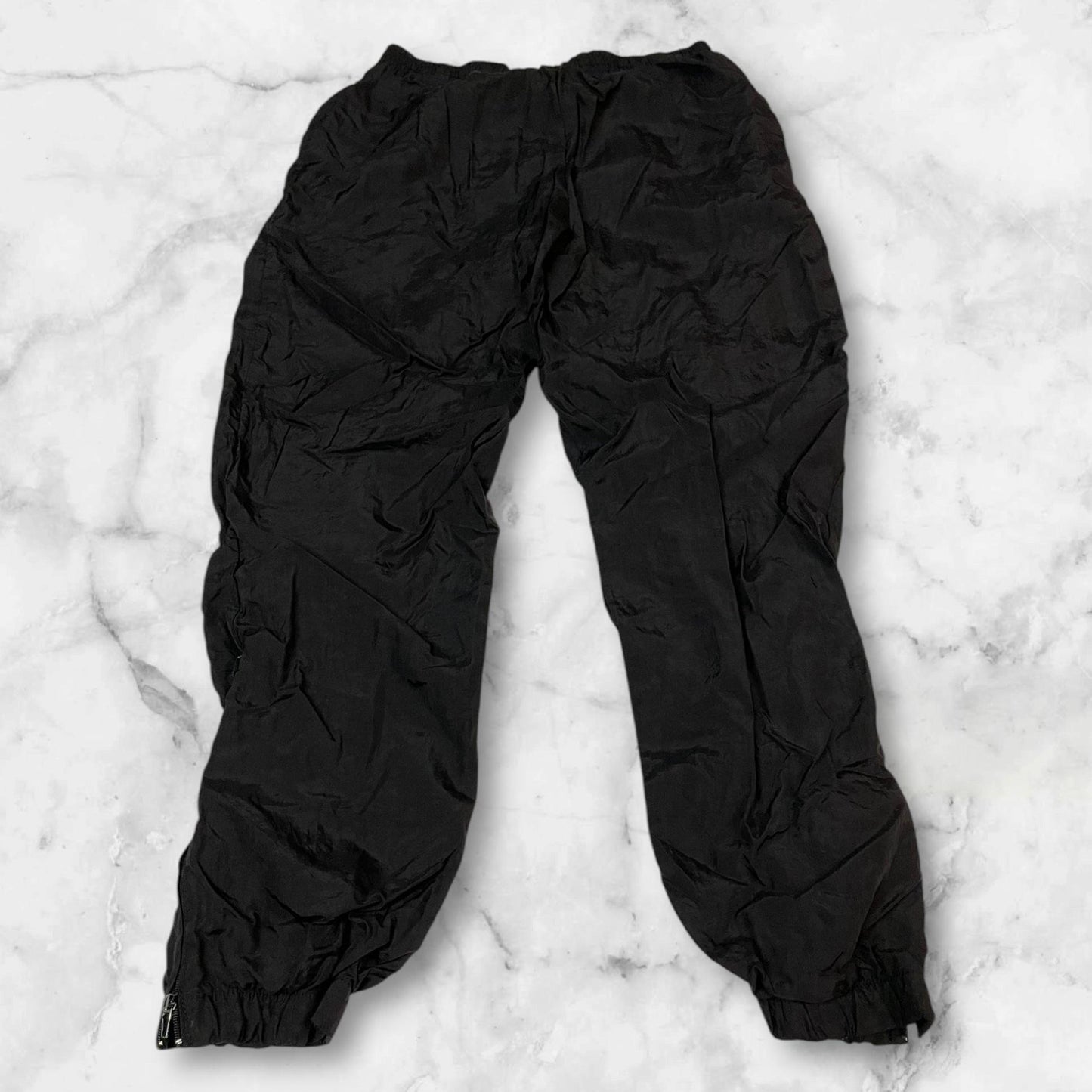 Entdecke unsere Vintage Track Pants von Nike und anderen Marken, erhältlich bei Valuxery.de - Dein Shop für trendige Vintage - Kleidung. Unsere Track Pants sind aus hochwertigen Materialien und