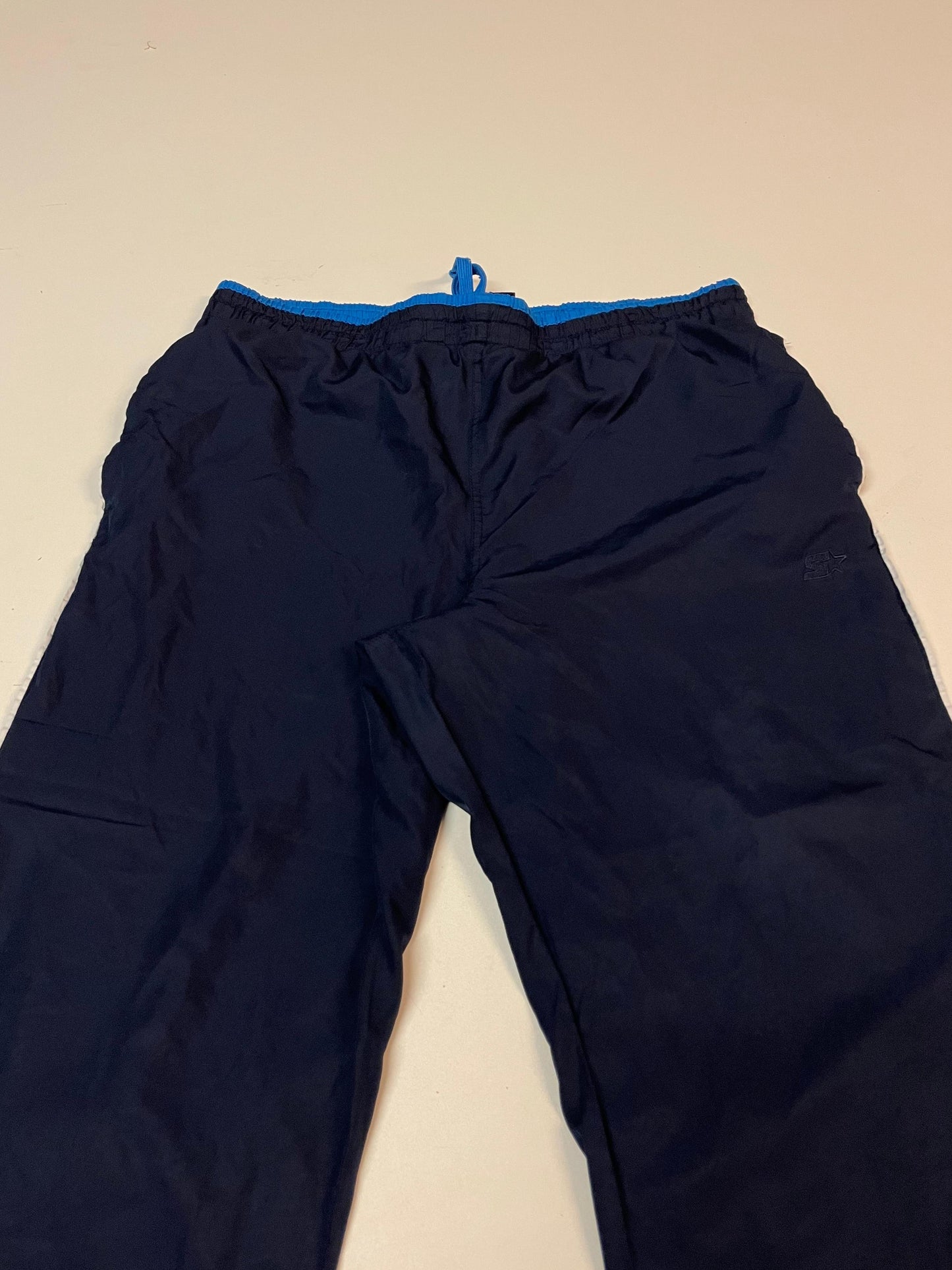 Entdecke unsere Vintage Track Pants von Nike und anderen Marken, erhältlich bei Valuxery.de - Dein Shop für trendige Vintage - Kleidung. Unsere Track Pants sind aus hochwertigen Materialien und