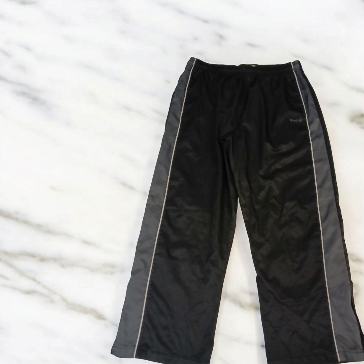 Entdecke unsere Vintage Track Pants von Nike und anderen Marken, erhältlich bei Valuxery.de - Dein Shop für trendige Vintage - Kleidung. Unsere Track Pants sind aus hochwertigen Materialien und