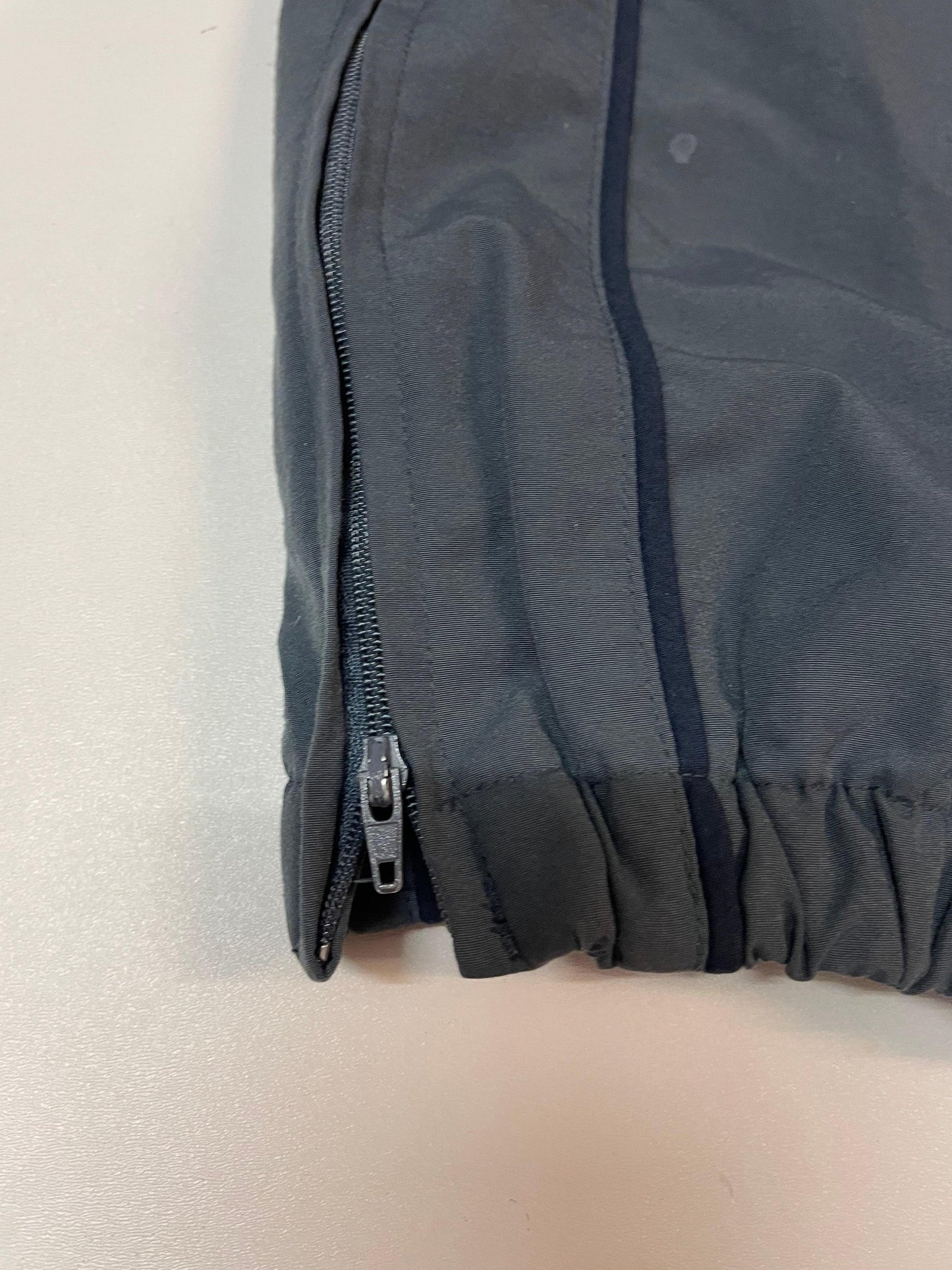 Entdecke unsere Vintage Track Pants von Nike und anderen Marken, erhältlich bei Valuxery.de - Dein Shop für trendige Vintage - Kleidung. Unsere Track Pants sind aus hochwertigen Materialien und