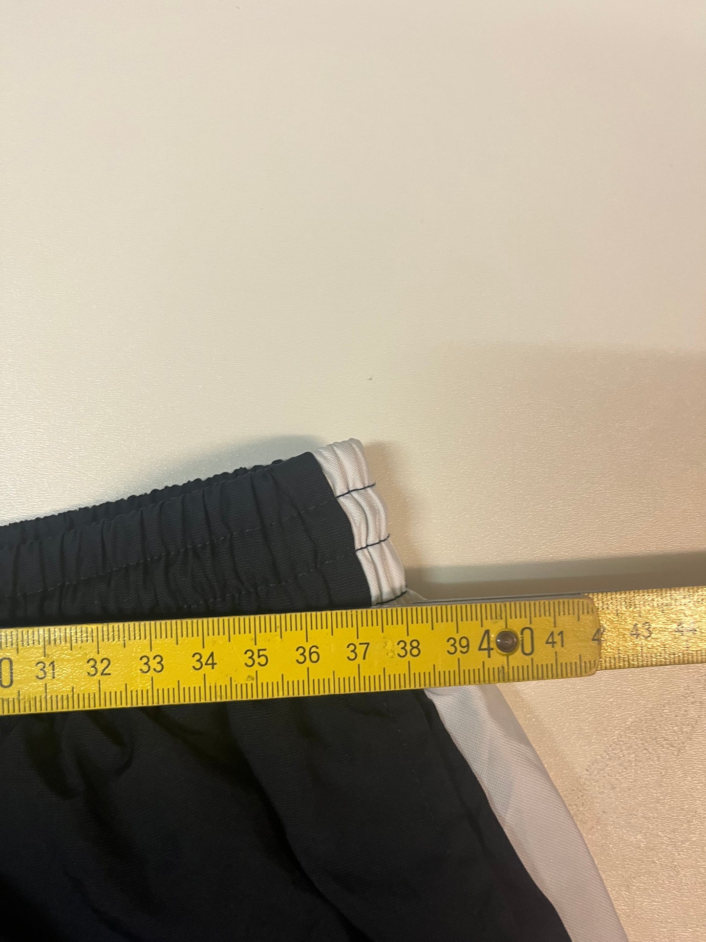 Entdecke unsere Vintage Track Pants von Nike und anderen Marken, erhältlich bei Valuxery.de - Dein Shop für trendige Vintage - Kleidung. Unsere Track Pants sind aus hochwertigen Materialien und