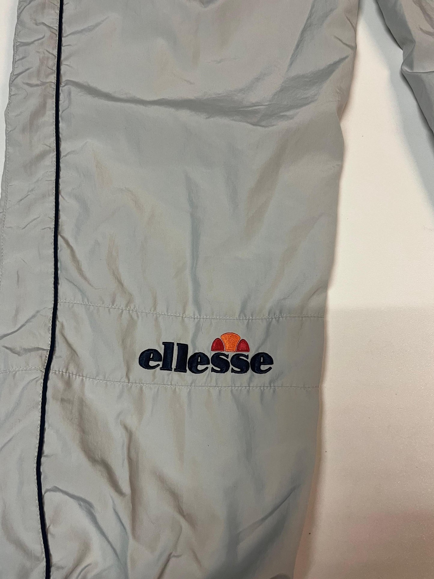 Entdecke unsere Vintage Track Pants von Nike und anderen Marken, erhältlich bei Valuxery.de - Dein Shop für trendige Vintage - Kleidung. Unsere Track Pants sind aus hochwertigen Materialien und
