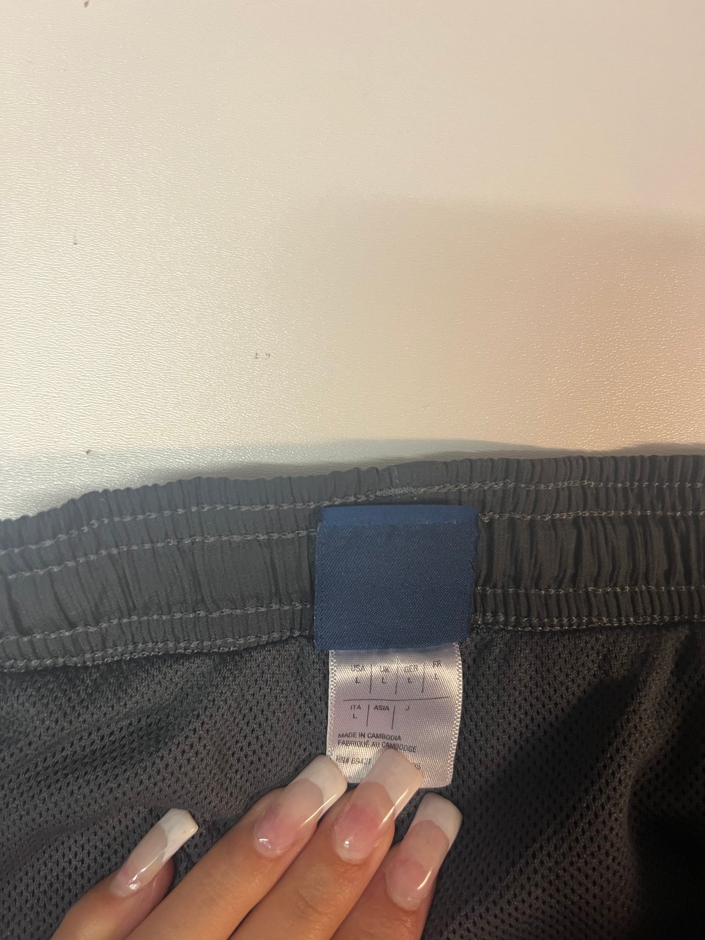 Entdecke unsere Vintage Track Pants von Nike und anderen Marken, erhältlich bei Valuxery.de - Dein Shop für trendige Vintage - Kleidung. Unsere Track Pants sind aus hochwertigen Materialien und