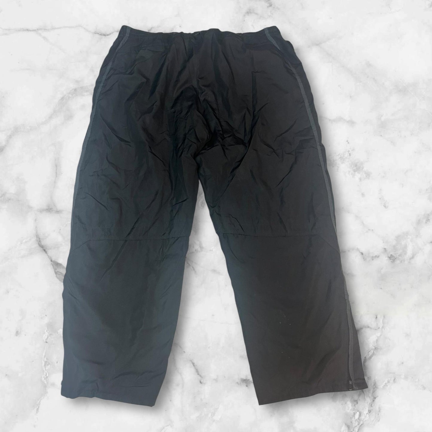 Entdecke unsere Vintage Track Pants von Nike und anderen Marken, erhältlich bei Valuxery.de - Dein Shop für trendige Vintage - Kleidung. Unsere Track Pants sind aus hochwertigen Materialien und