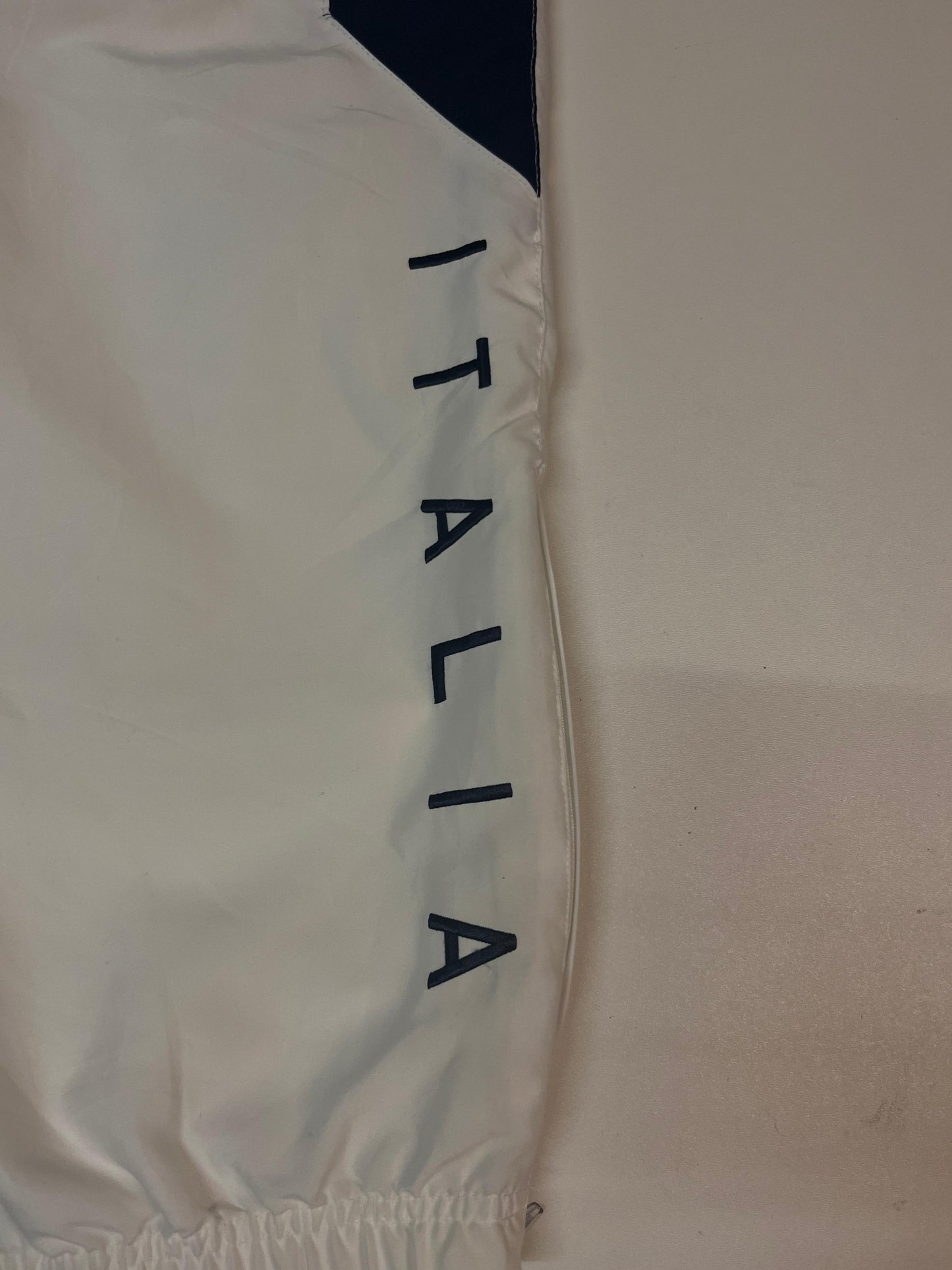 Entdecke unsere Vintage Track Pants von Nike und anderen Marken, erhältlich bei Valuxery.de - Dein Shop für trendige Vintage - Kleidung. Unsere Track Pants sind aus hochwertigen Materialien und