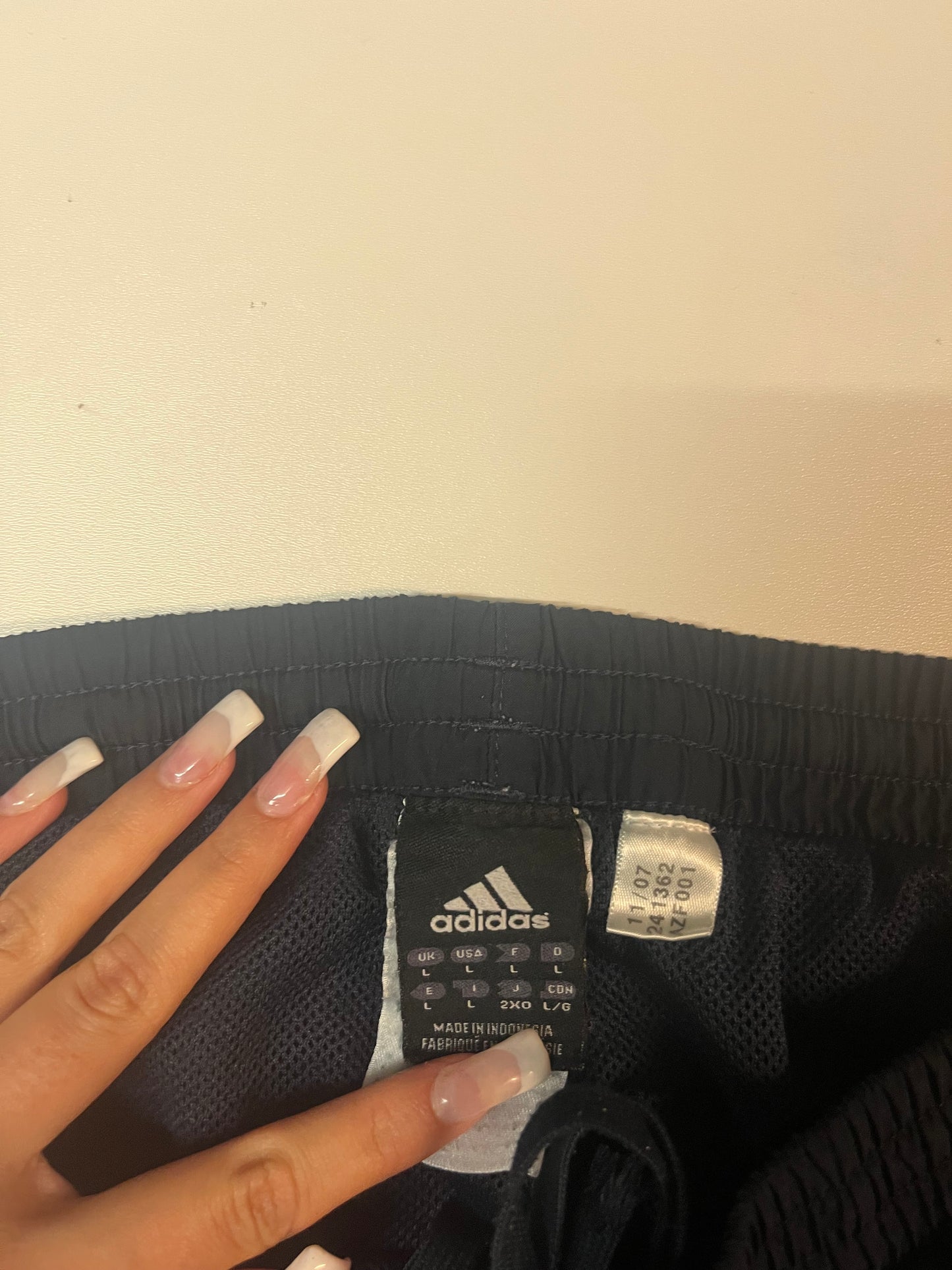 Entdecke unsere Vintage Track Pants von Nike und anderen Marken, erhältlich bei Valuxery.de - Dein Shop für trendige Vintage - Kleidung. Unsere Track Pants sind aus hochwertigen Materialien und