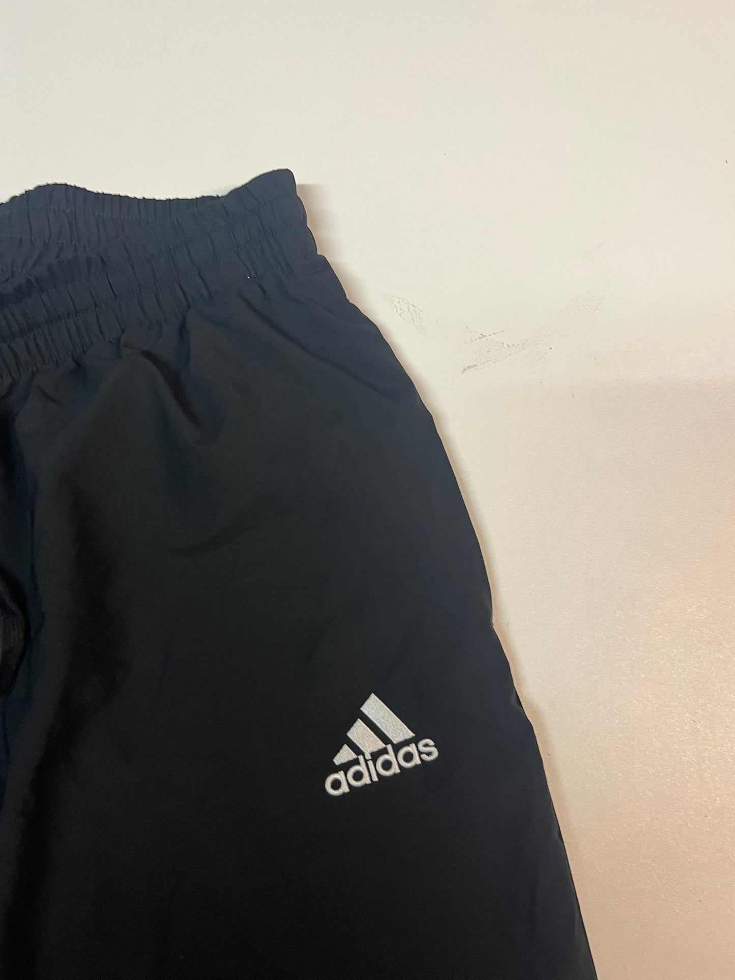 Entdecke unsere Vintage Track Pants von Nike und anderen Marken, erhältlich bei Valuxery.de - Dein Shop für trendige Vintage - Kleidung. Unsere Track Pants sind aus hochwertigen Materialien und
