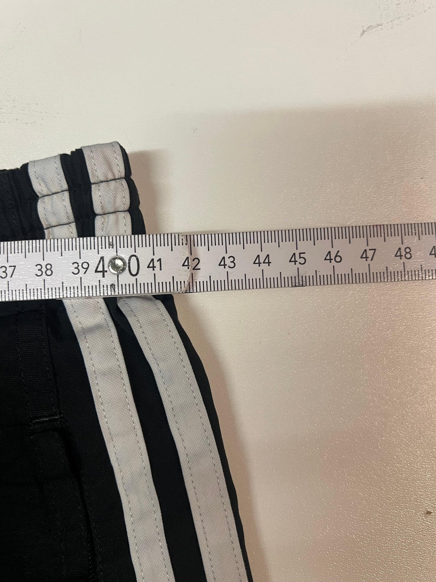 Entdecke unsere Vintage Track Pants von Nike und anderen Marken, erhältlich bei Valuxery.de - Dein Shop für trendige Vintage - Kleidung. Unsere Track Pants sind aus hochwertigen Materialien und