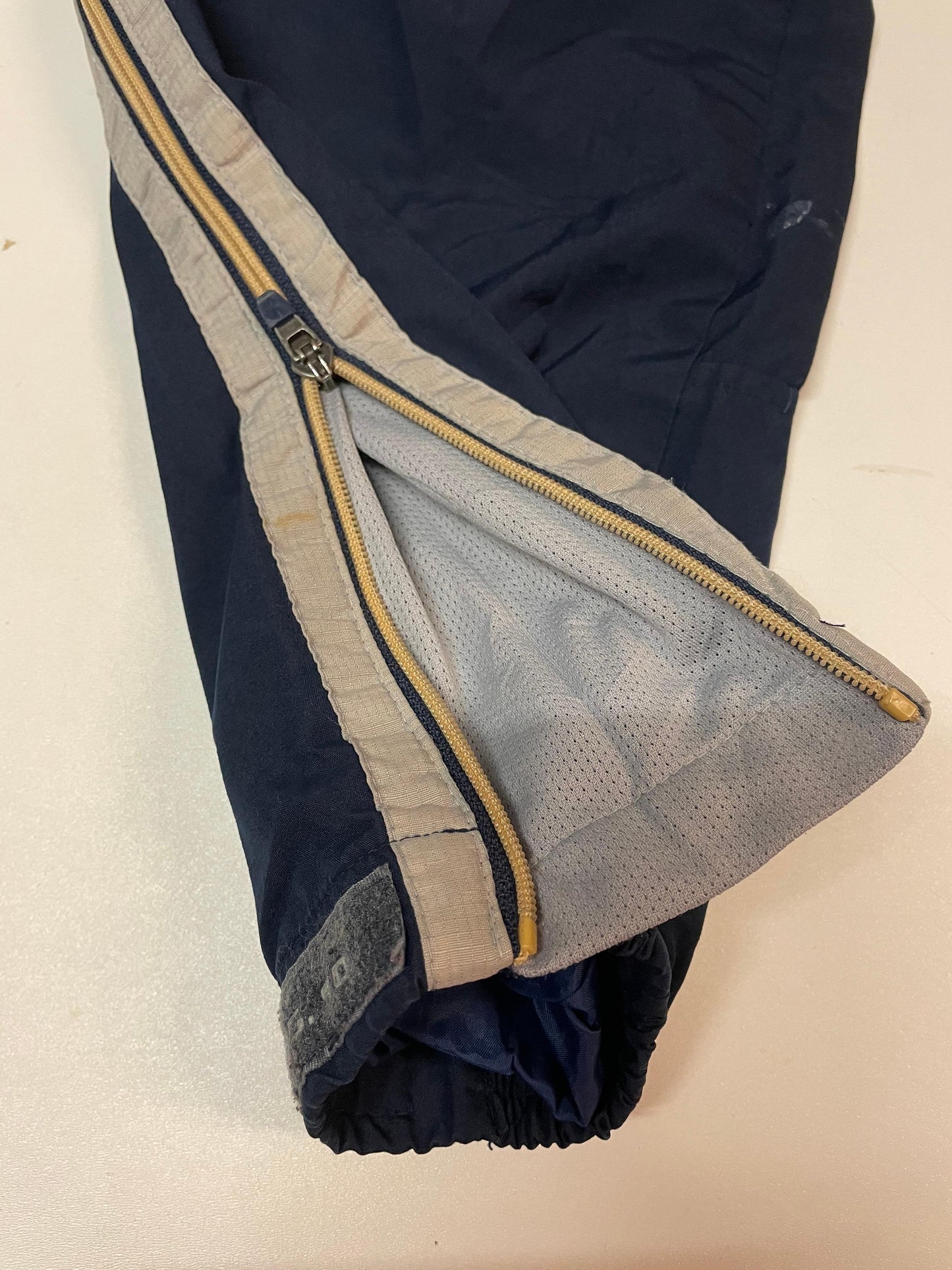 Entdecke unsere Vintage Track Pants von Nike und anderen Marken, erhältlich bei Valuxery.de - Dein Shop für trendige Vintage - Kleidung. Unsere Track Pants sind aus hochwertigen Materialien und