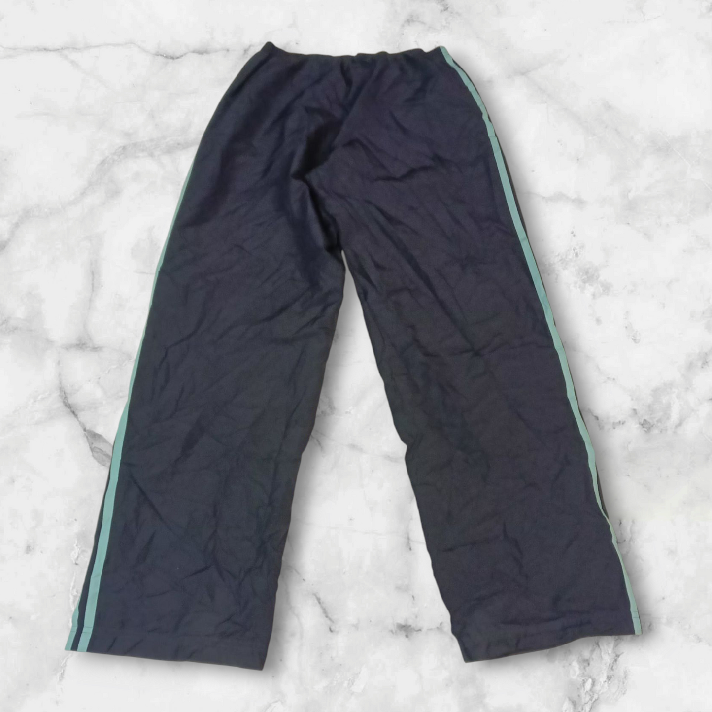 Entdecke unsere Vintage Track Pants von Nike und anderen Marken, erhältlich bei Valuxery.de - Dein Shop für trendige Vintage - Kleidung. Unsere Track Pants sind aus hochwertigen Materialien und