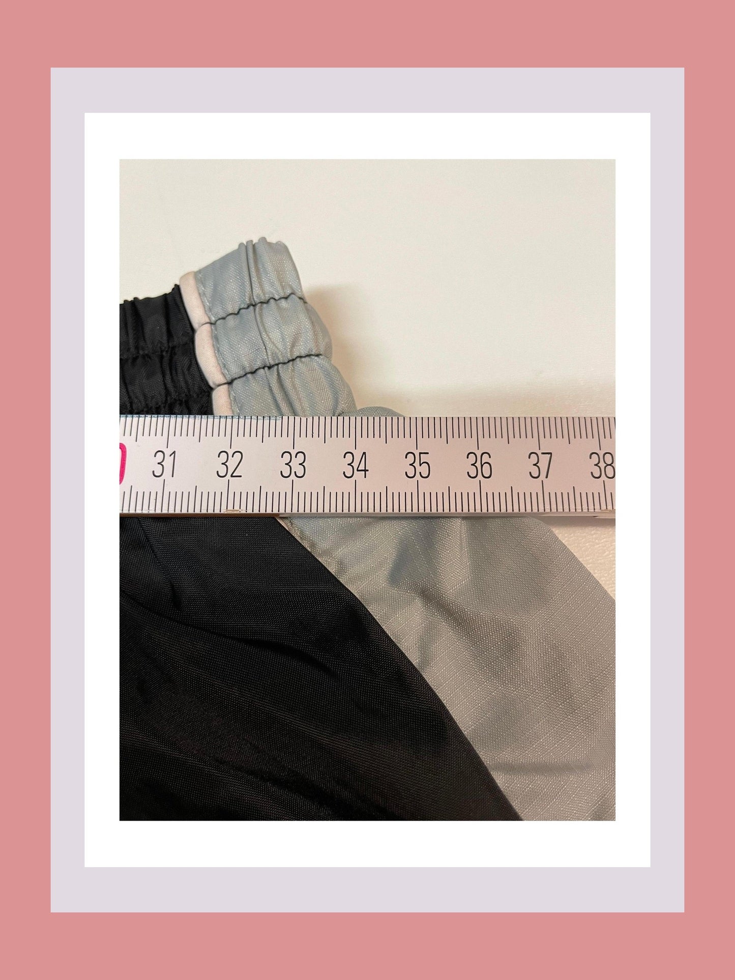 Entdecke unsere Vintage Track Pants von Nike und anderen Marken, erhältlich bei Valuxery.de - Dein Shop für trendige Vintage - Kleidung. Unsere Track Pants sind aus hochwertigen Materialien und