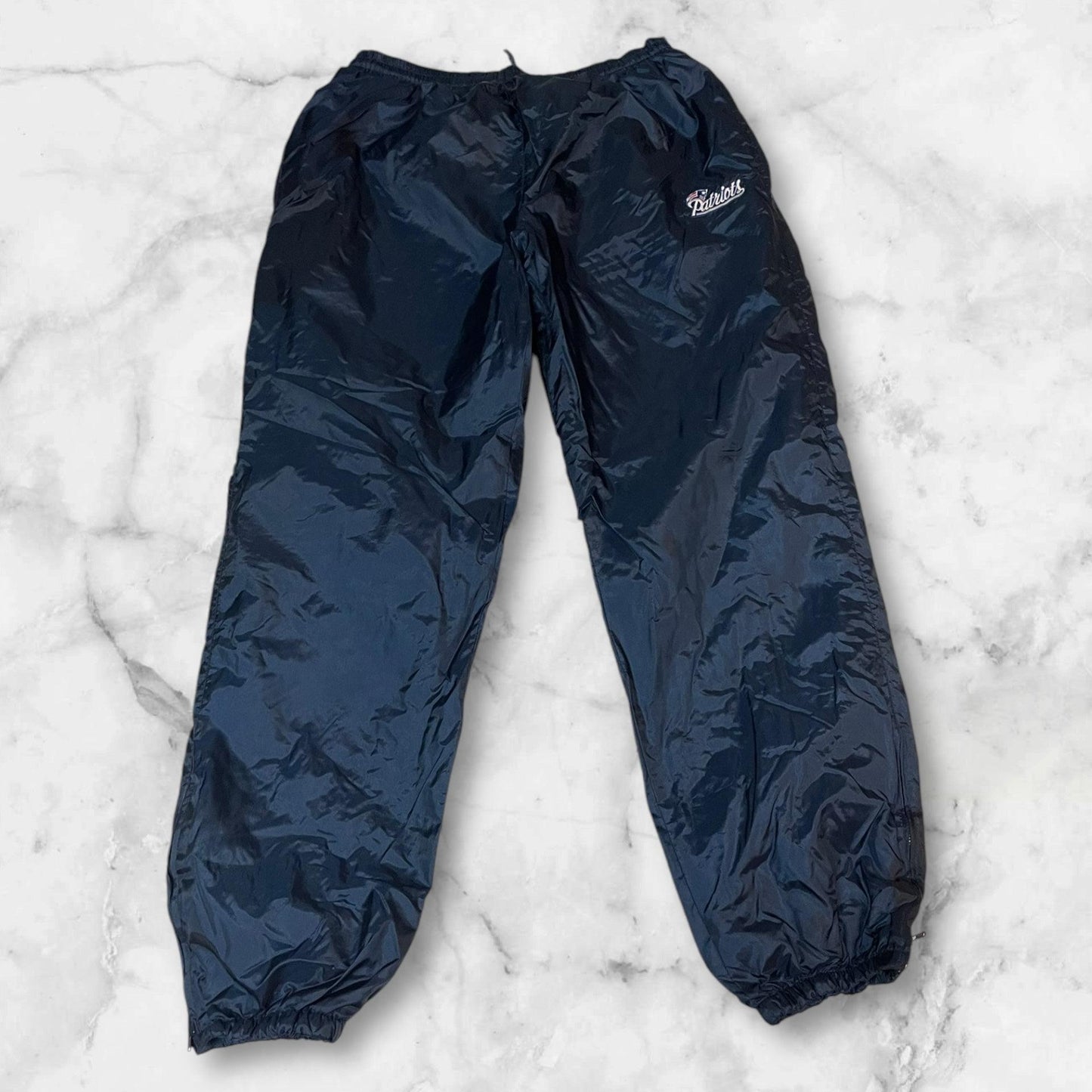 Entdecke unsere Vintage Track Pants von Nike und anderen Marken, erhältlich bei Valuxery.de - Dein Shop für trendige Vintage - Kleidung. Unsere Track Pants sind aus hochwertigen Materialien und