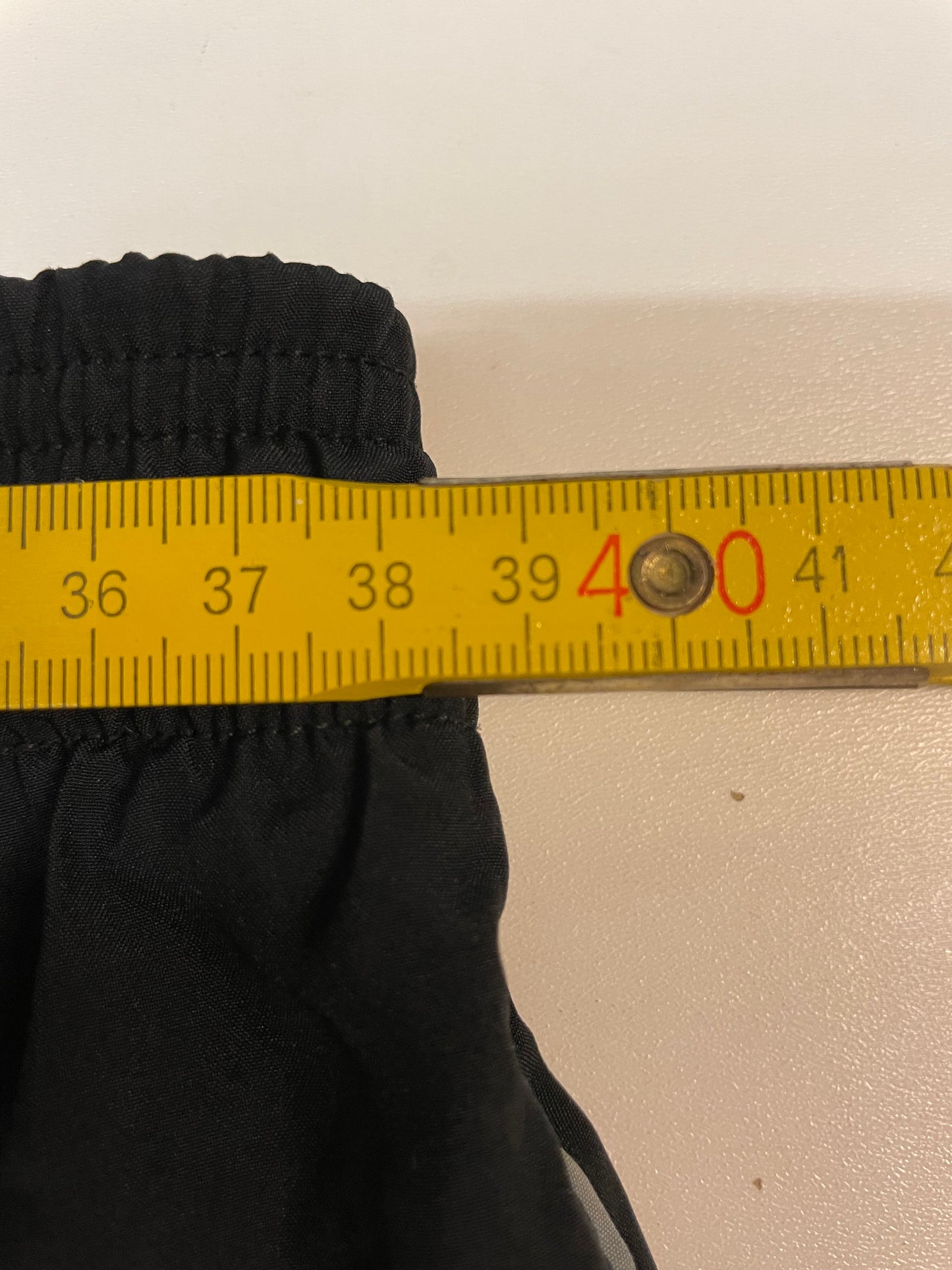 Entdecke unsere Vintage Track Pants von Nike und anderen Marken, erhältlich bei Valuxery.de - Dein Shop für trendige Vintage - Kleidung. Unsere Track Pants sind aus hochwertigen Materialien und