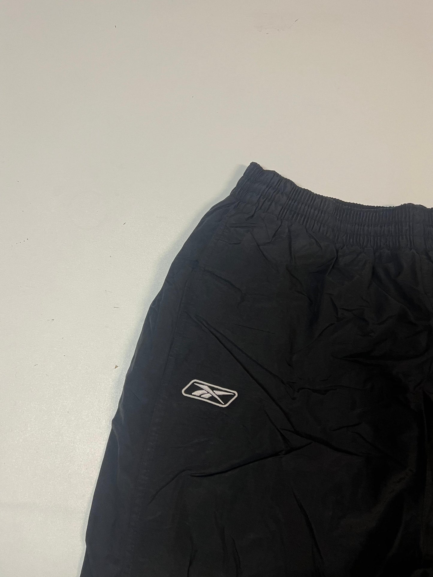 Entdecke unsere Vintage Track Pants von Nike und anderen Marken, erhältlich bei Valuxery.de - Dein Shop für trendige Vintage - Kleidung. Unsere Track Pants sind aus hochwertigen Materialien und