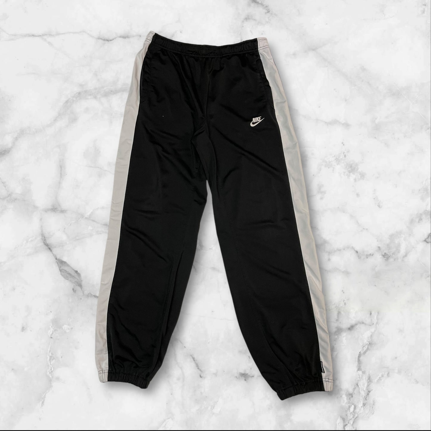 Entdecke unsere Vintage Track Pants von Nike und anderen Marken, erhältlich bei Valuxery.de - Dein Shop für trendige Vintage - Kleidung. Unsere Track Pants sind aus hochwertigen Materialien und