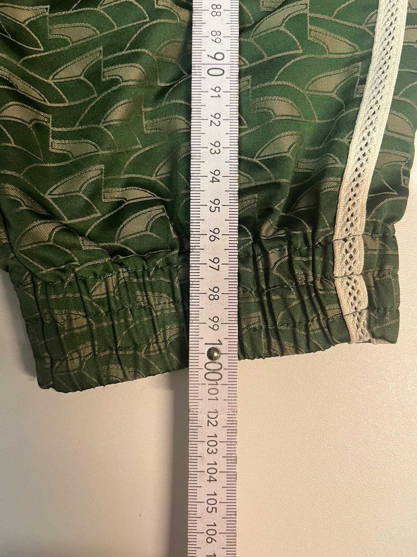 Entdecke unsere Vintage Track Pants von Nike und anderen Marken, erhältlich bei Valuxery.de - Dein Shop für trendige Vintage - Kleidung. Unsere Track Pants sind aus hochwertigen Materialien und