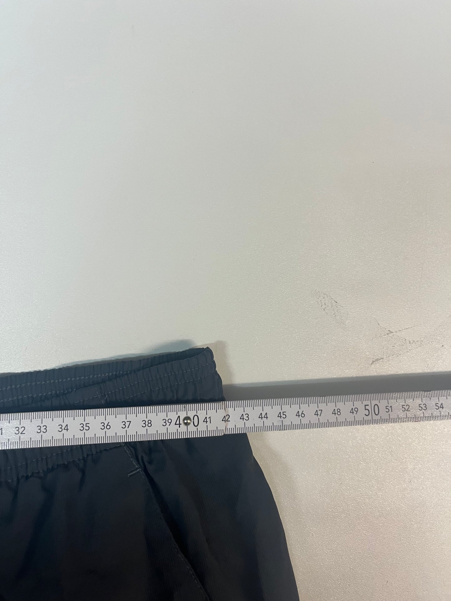 Entdecke unsere Vintage Track Pants von Nike und anderen Marken, erhältlich bei Valuxery.de - Dein Shop für trendige Vintage - Kleidung. Unsere Track Pants sind aus hochwertigen Materialien und