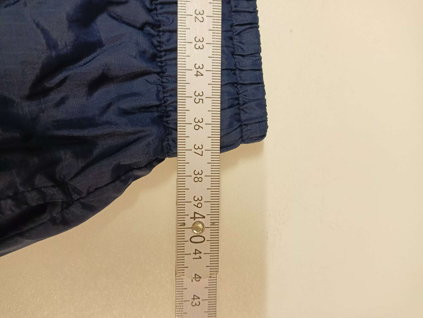 Entdecke unsere Vintage Track Pants von Nike und anderen Marken, erhältlich bei Valuxery.de - Dein Shop für trendige Vintage - Kleidung. Unsere Track Pants sind aus hochwertigen Materialien und