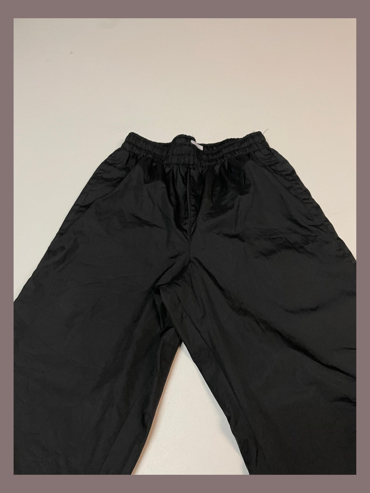 Entdecke unsere Vintage Track Pants von Nike und anderen Marken, erhältlich bei Valuxery.de - Dein Shop für trendige Vintage - Kleidung. Unsere Track Pants sind aus hochwertigen Materialien und