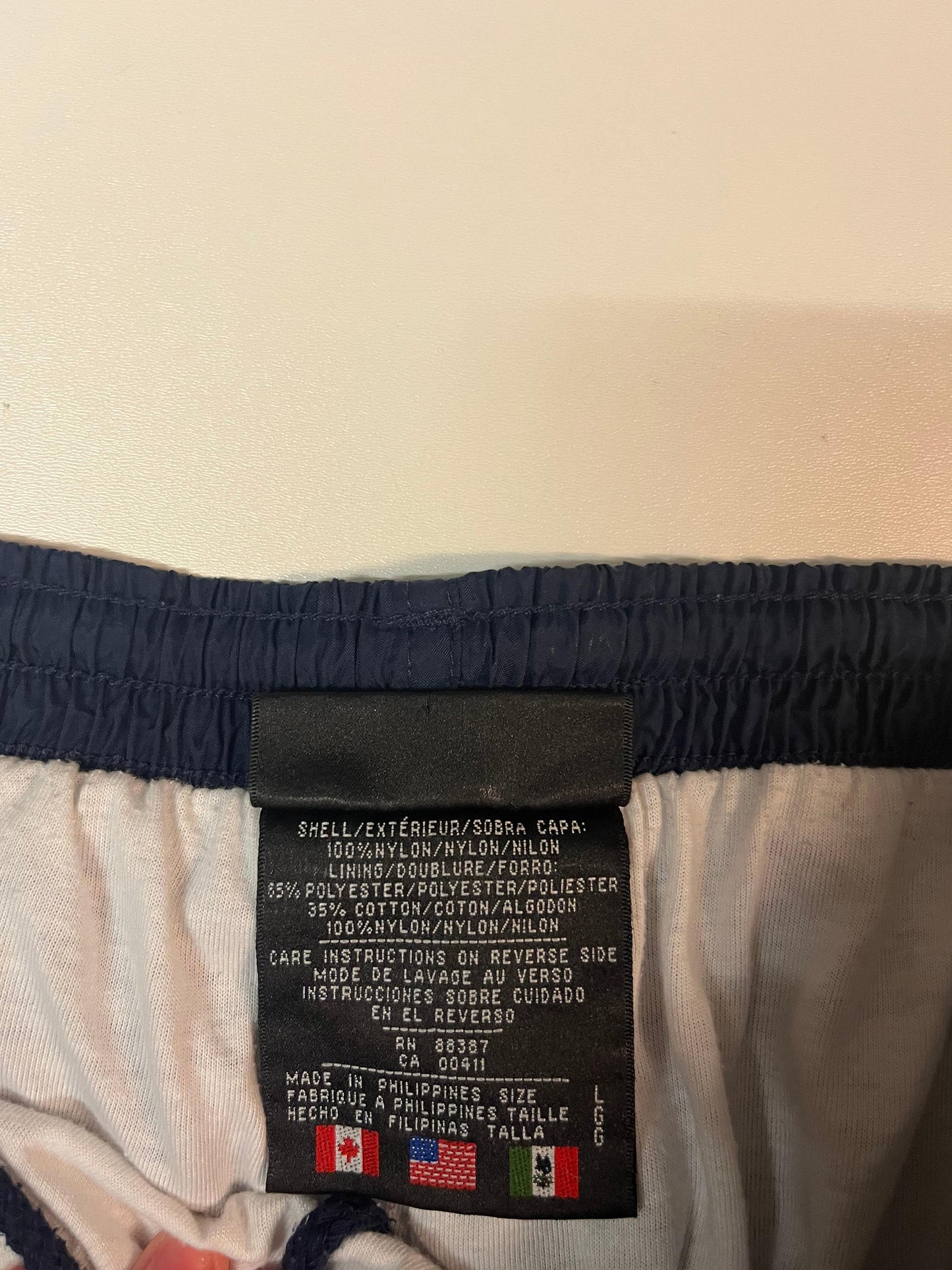 Entdecke unsere Vintage Track Pants von Nike und anderen Marken, erhältlich bei Valuxery.de - Dein Shop für trendige Vintage - Kleidung. Unsere Track Pants sind aus hochwertigen Materialien und