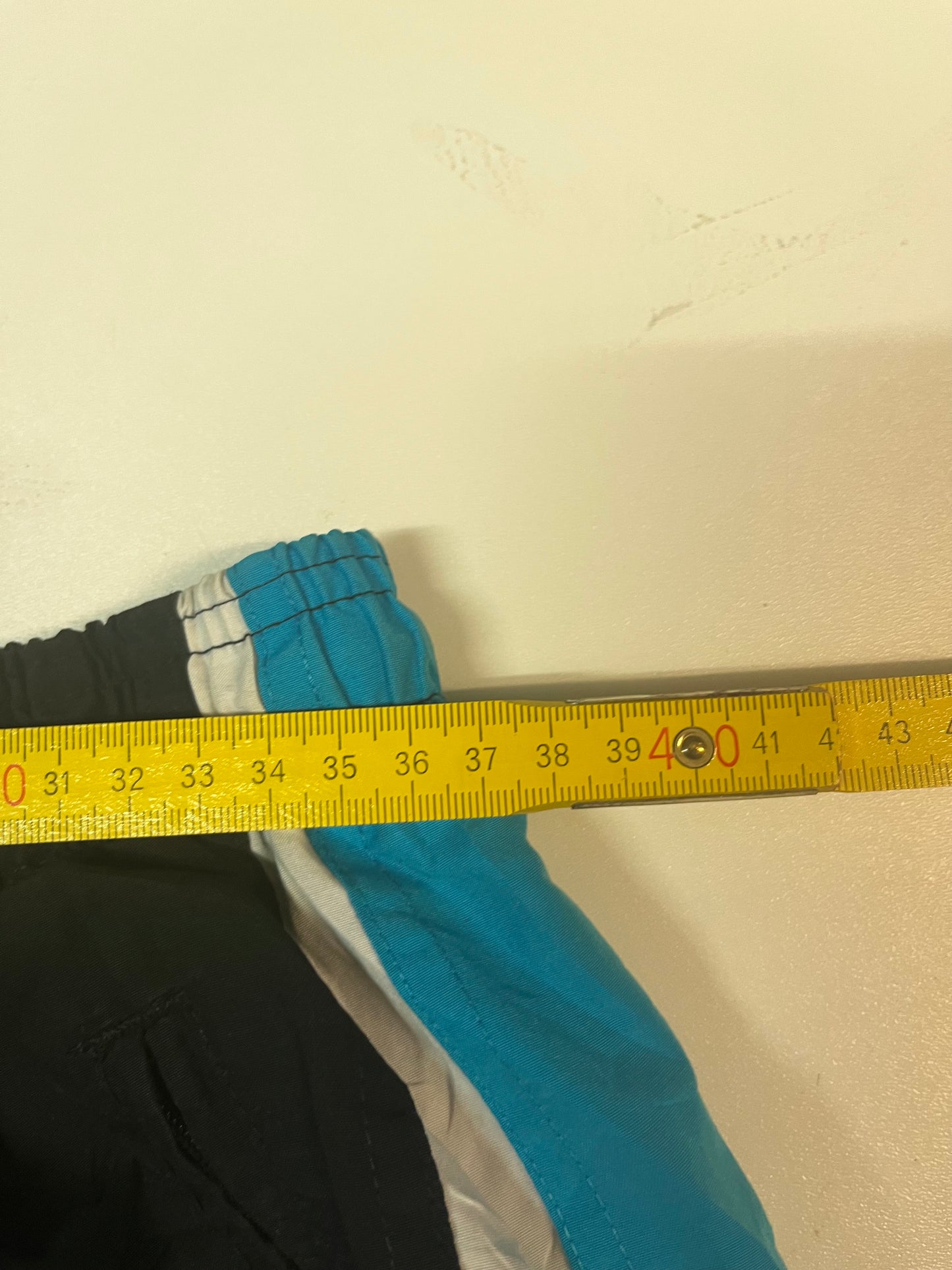 Entdecke unsere Vintage Track Pants von Nike und anderen Marken, erhältlich bei Valuxery.de - Dein Shop für trendige Vintage - Kleidung. Unsere Track Pants sind aus hochwertigen Materialien und