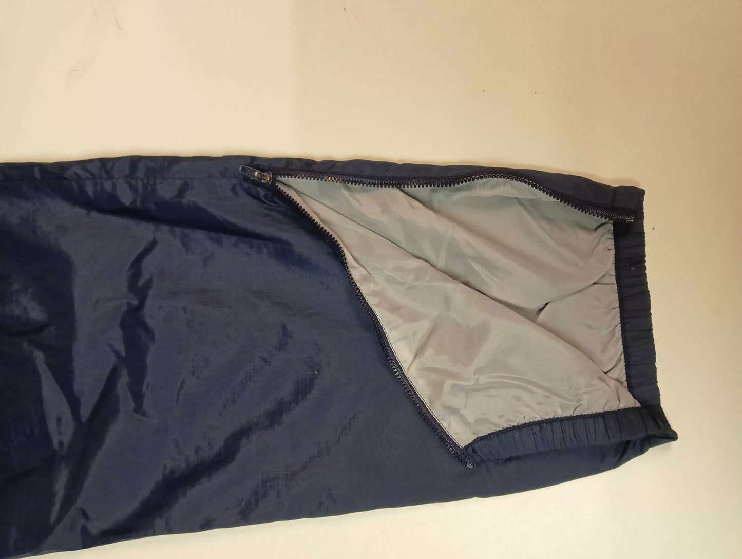 Entdecke unsere Vintage Track Pants von Nike und anderen Marken, erhältlich bei Valuxery.de - Dein Shop für trendige Vintage - Kleidung. Unsere Track Pants sind aus hochwertigen Materialien und