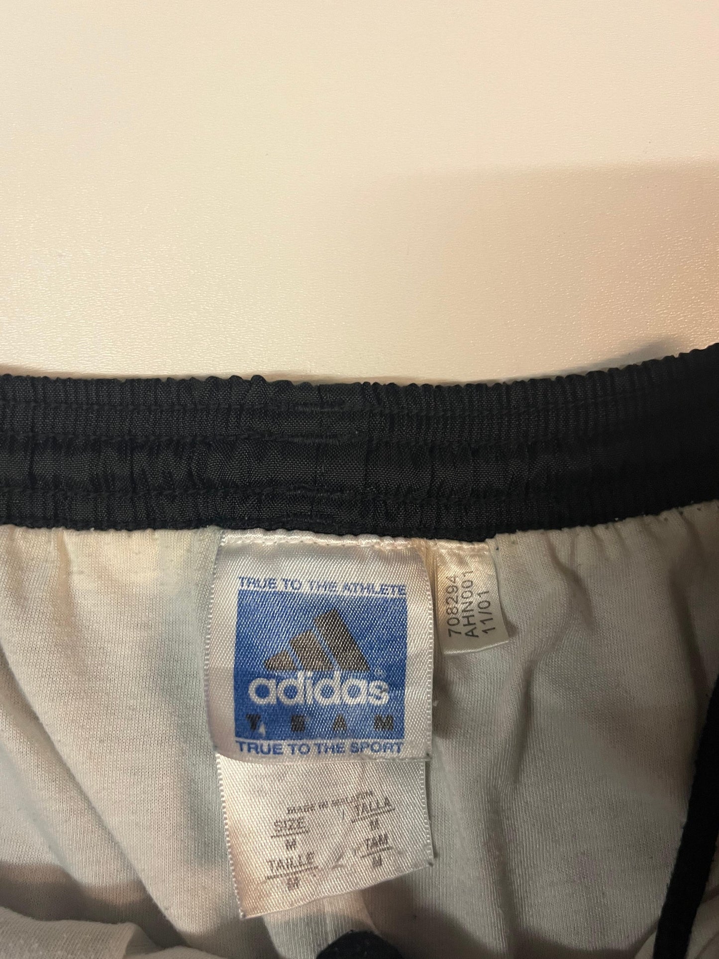 Entdecke unsere Vintage Track Pants von Nike und anderen Marken, erhältlich bei Valuxery.de - Dein Shop für trendige Vintage - Kleidung. Unsere Track Pants sind aus hochwertigen Materialien und