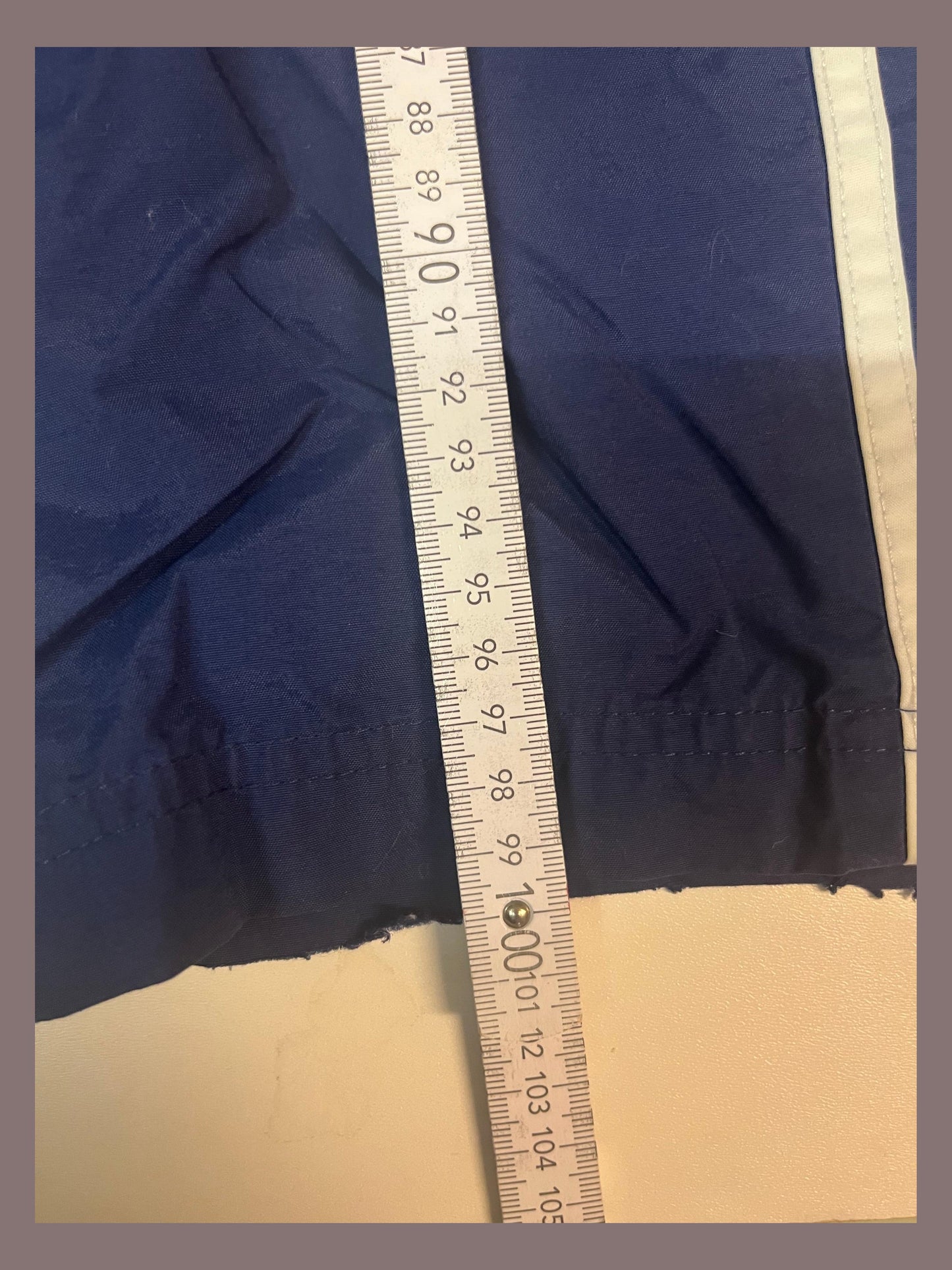 Entdecke unsere Vintage Track Pants von Nike und anderen Marken, erhältlich bei Valuxery.de - Dein Shop für trendige Vintage - Kleidung. Unsere Track Pants sind aus hochwertigen Materialien und