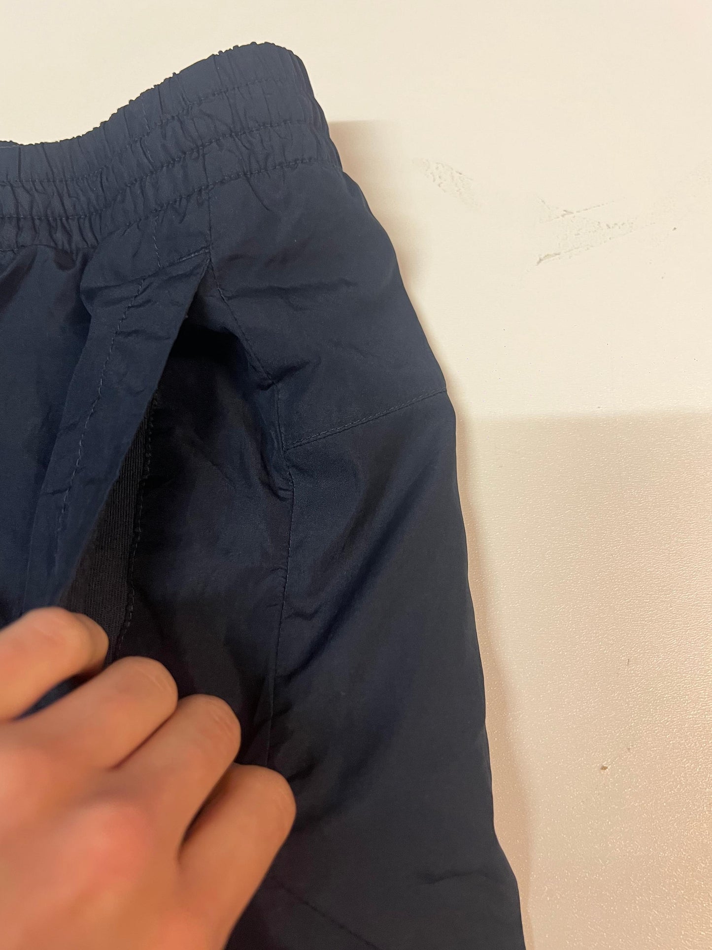 Entdecke unsere Vintage Track Pants von Nike und anderen Marken, erhältlich bei Valuxery.de - Dein Shop für trendige Vintage - Kleidung. Unsere Track Pants sind aus hochwertigen Materialien und