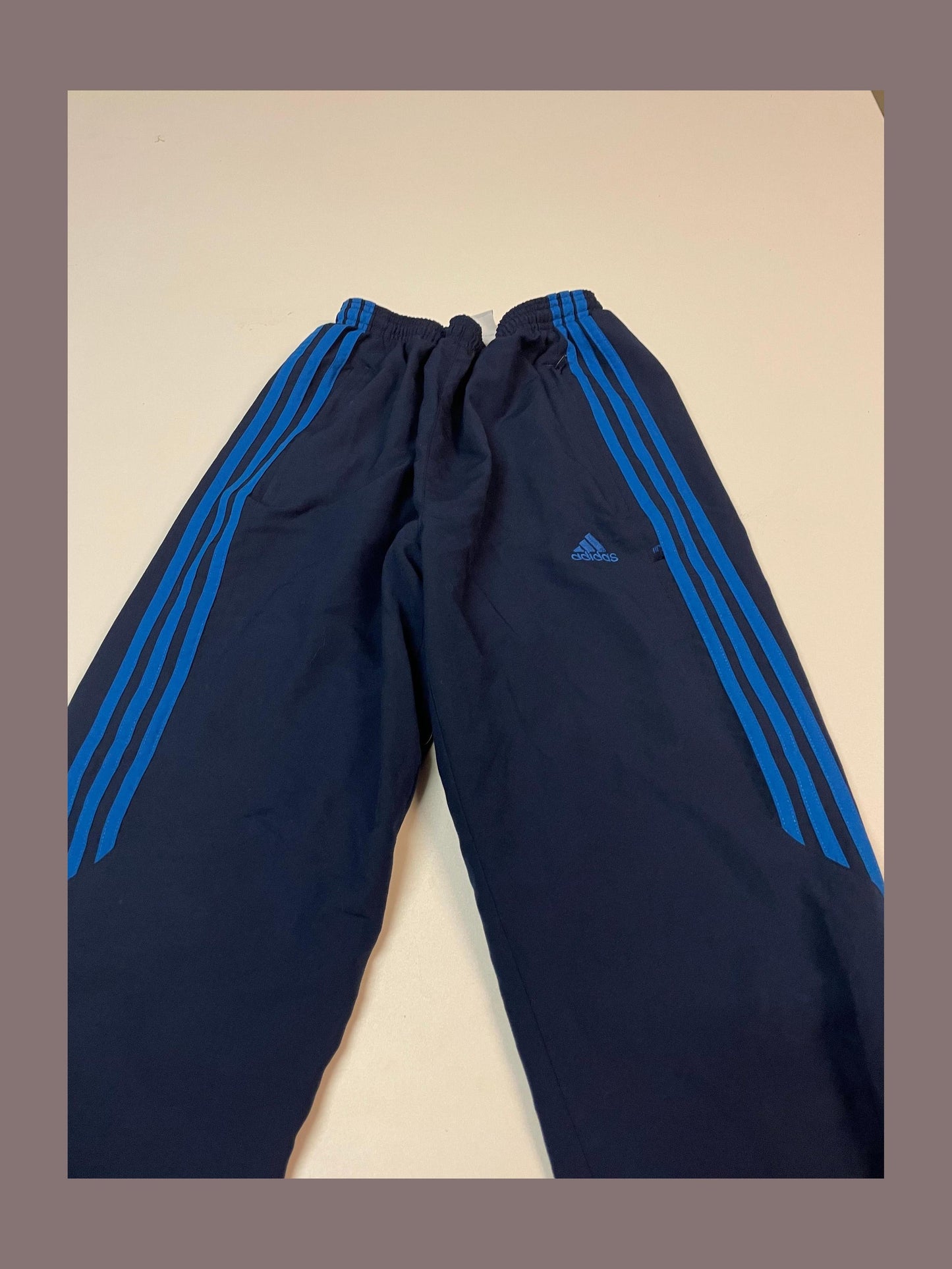Entdecke unsere Vintage Track Pants von Nike und anderen Marken, erhältlich bei Valuxery.de - Dein Shop für trendige Vintage - Kleidung. Unsere Track Pants sind aus hochwertigen Materialien und