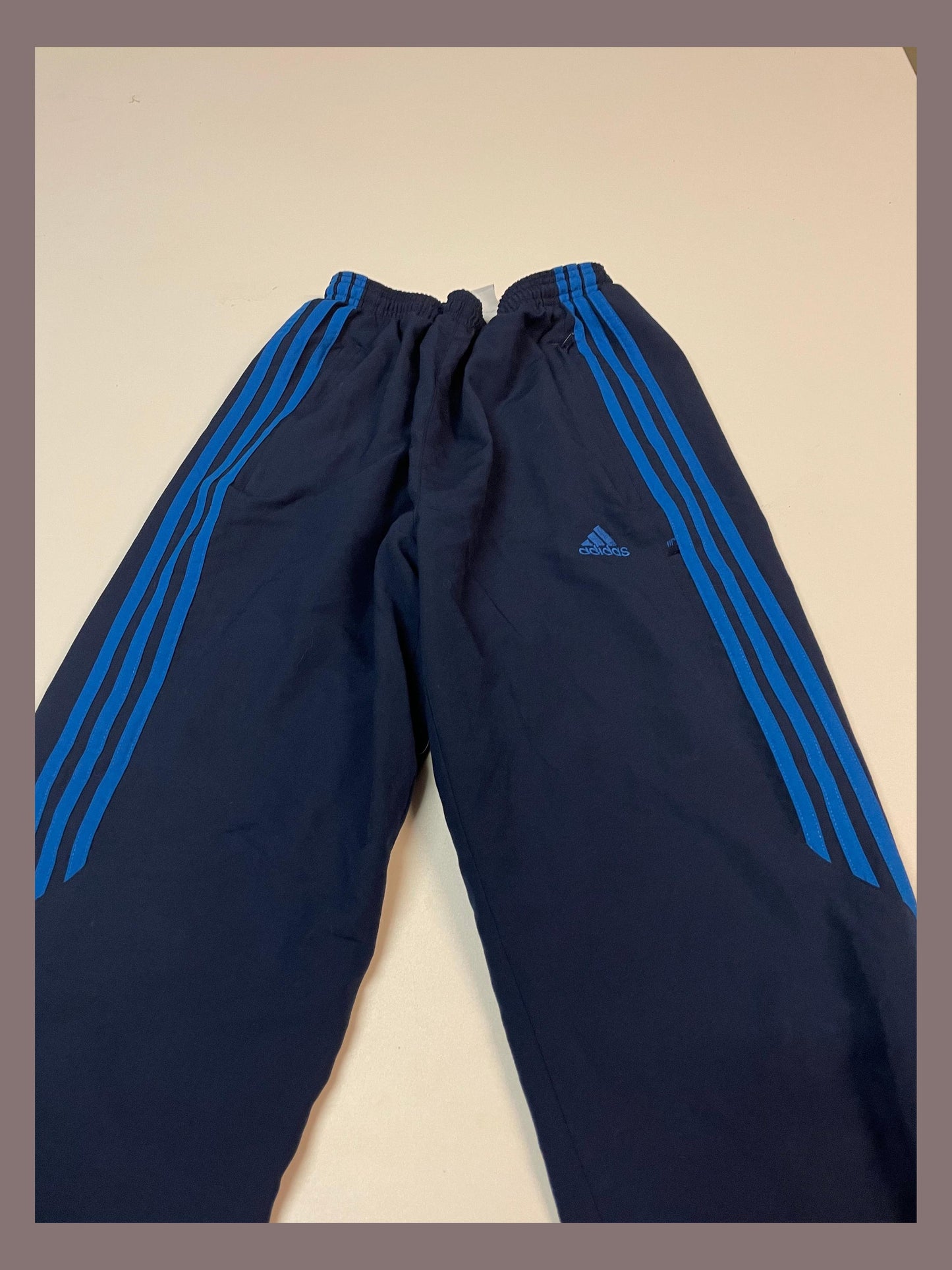 Entdecke unsere Vintage Track Pants von Nike und anderen Marken, erhältlich bei Valuxery.de - Dein Shop für trendige Vintage - Kleidung. Unsere Track Pants sind aus hochwertigen Materialien und