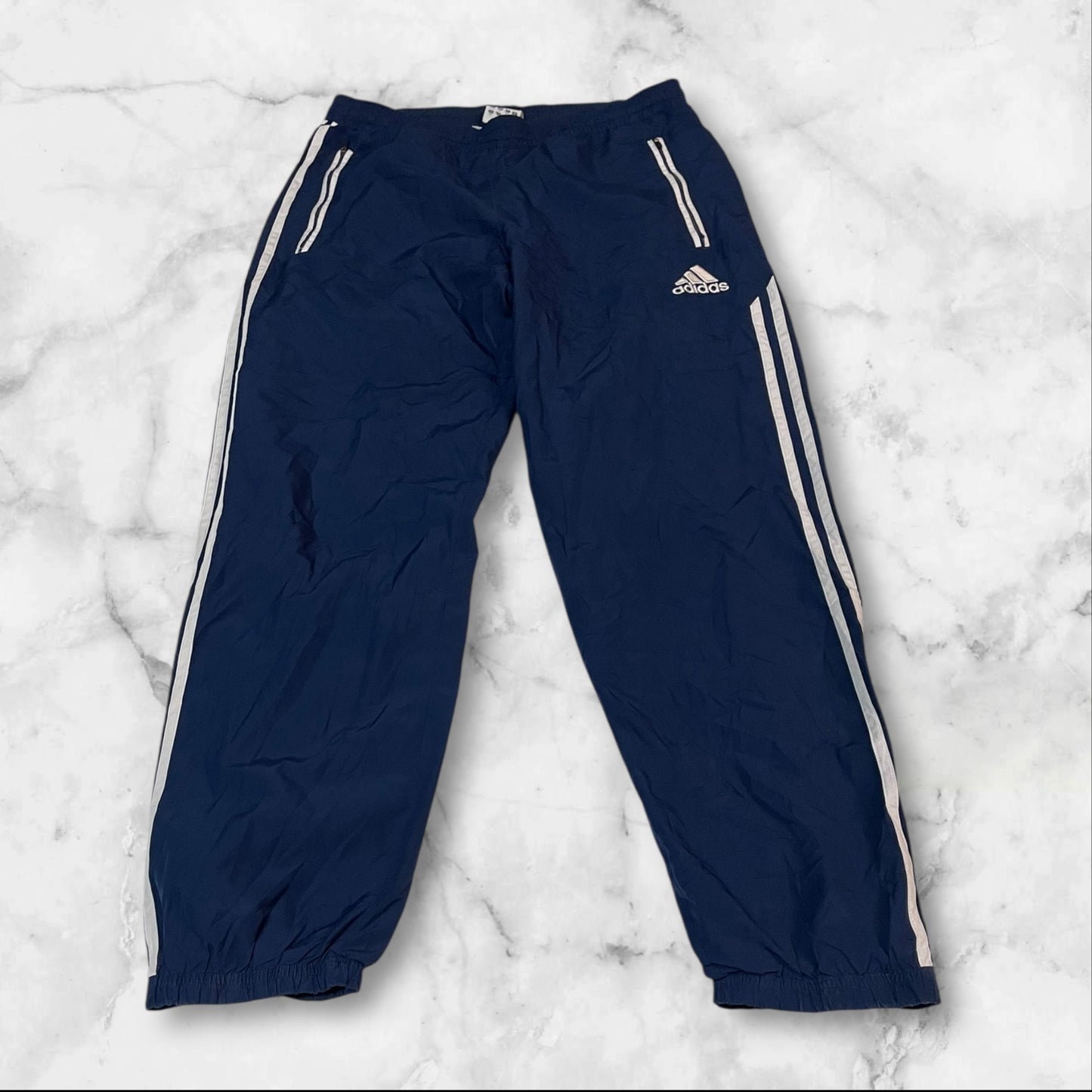 Entdecke unsere Vintage Track Pants von Nike und anderen Marken, erhältlich bei Valuxery.de - Dein Shop für trendige Vintage - Kleidung. Unsere Track Pants sind aus hochwertigen Materialien und