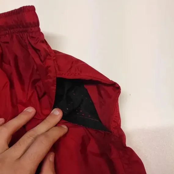 Entdecke unsere Vintage Track Pants von Nike und anderen Marken, erhältlich bei Valuxery.de - Dein Shop für trendige Vintage - Kleidung. Unsere Track Pants sind aus hochwertigen Materialien und