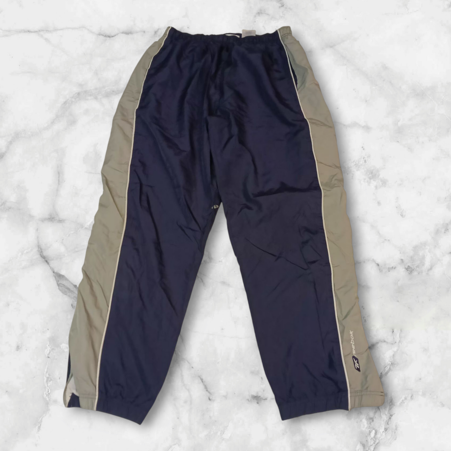 Entdecke unsere Vintage Track Pants von Nike und anderen Marken, erhältlich bei Valuxery.de - Dein Shop für trendige Vintage - Kleidung. Unsere Track Pants sind aus hochwertigen Materialien und
