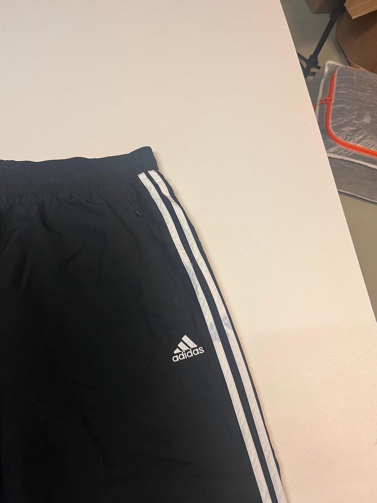 Entdecke unsere Vintage Track Pants von Nike und anderen Marken, erhältlich bei Valuxery.de - Dein Shop für trendige Vintage - Kleidung. Unsere Track Pants sind aus hochwertigen Materialien und
