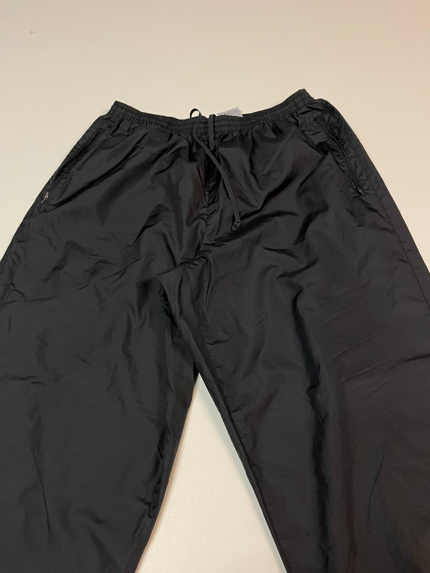 Entdecke unsere Vintage Track Pants von Nike und anderen Marken, erhältlich bei Valuxery.de - Dein Shop für trendige Vintage - Kleidung. Unsere Track Pants sind aus hochwertigen Materialien und