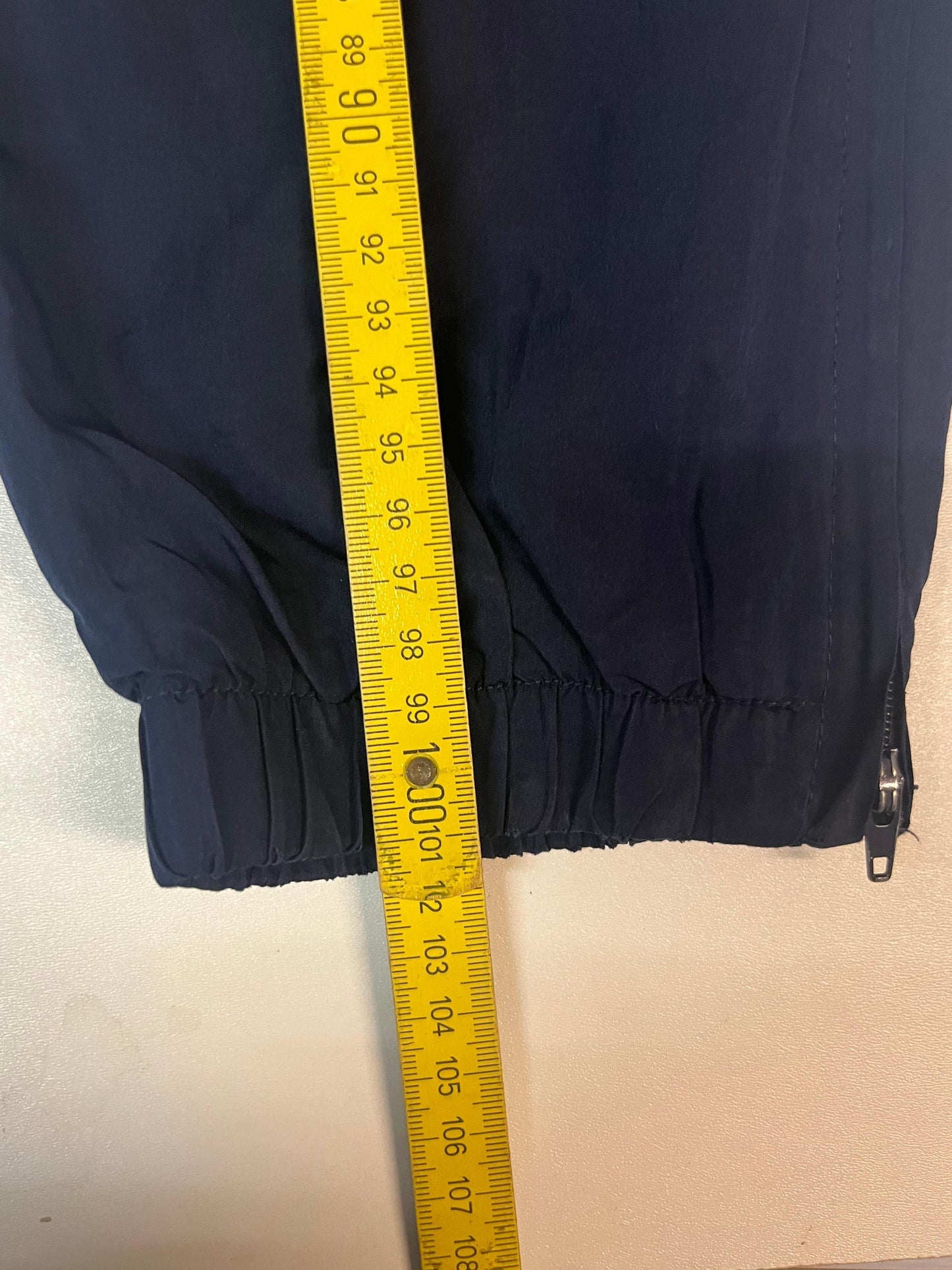 Entdecke unsere Vintage Track Pants von Nike und anderen Marken, erhältlich bei Valuxery.de - Dein Shop für trendige Vintage - Kleidung. Unsere Track Pants sind aus hochwertigen Materialien und
