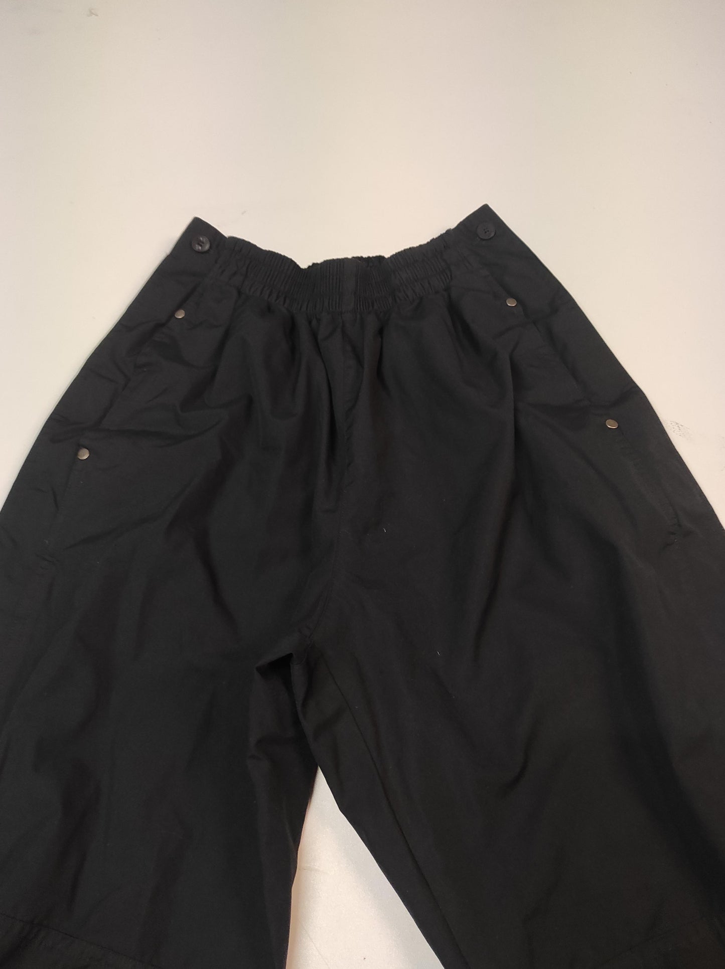 Entdecke unsere Vintage Track Pants von Nike und anderen Marken, erhältlich bei Valuxery.de - Dein Shop für trendige Vintage - Kleidung. Unsere Track Pants sind aus hochwertigen Materialien und