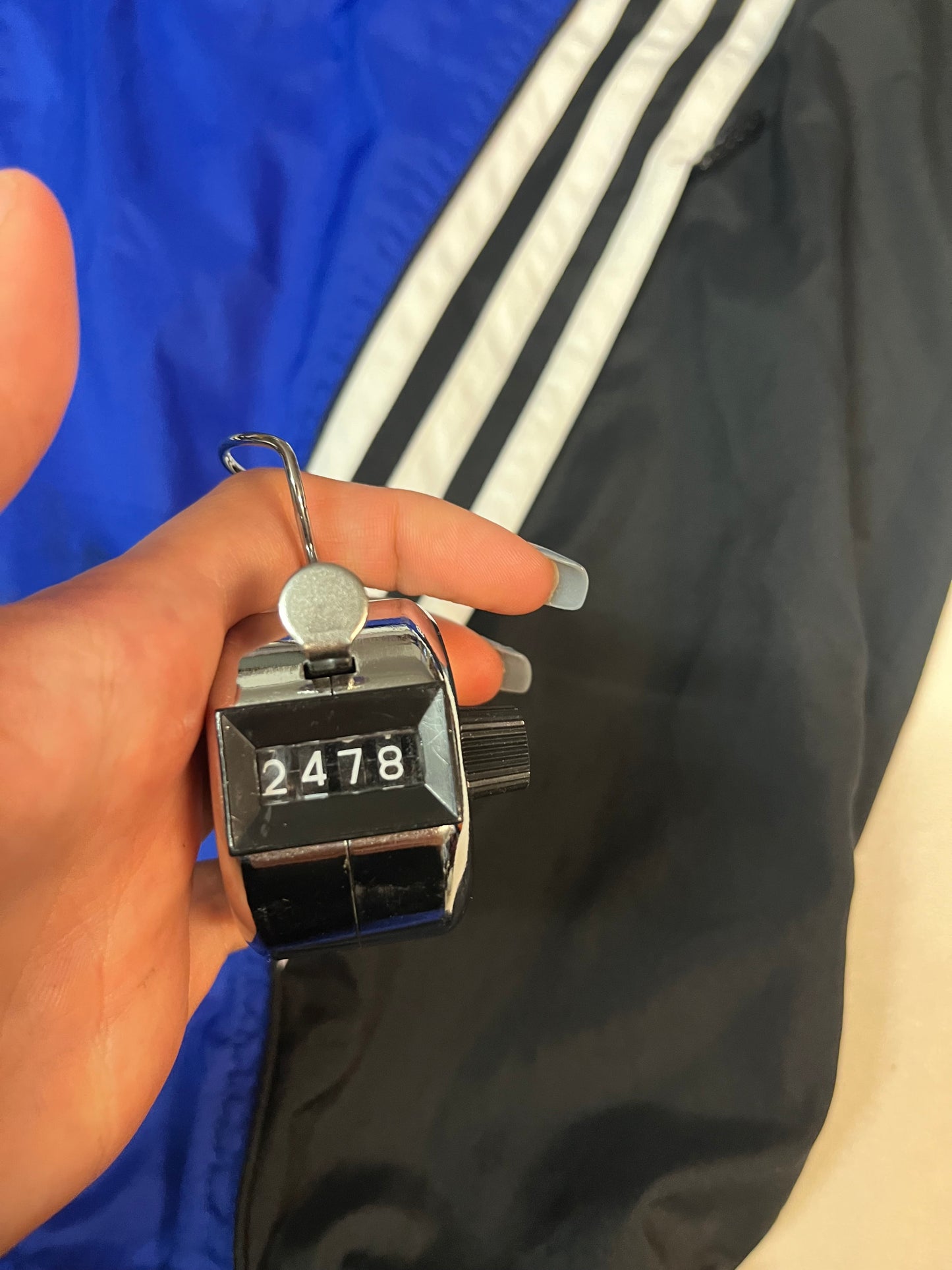 Entdecke unsere Vintage Track Pants von Nike und anderen Marken, erhältlich bei Valuxery.de - Dein Shop für trendige Vintage - Kleidung. Unsere Track Pants sind aus hochwertigen Materialien und