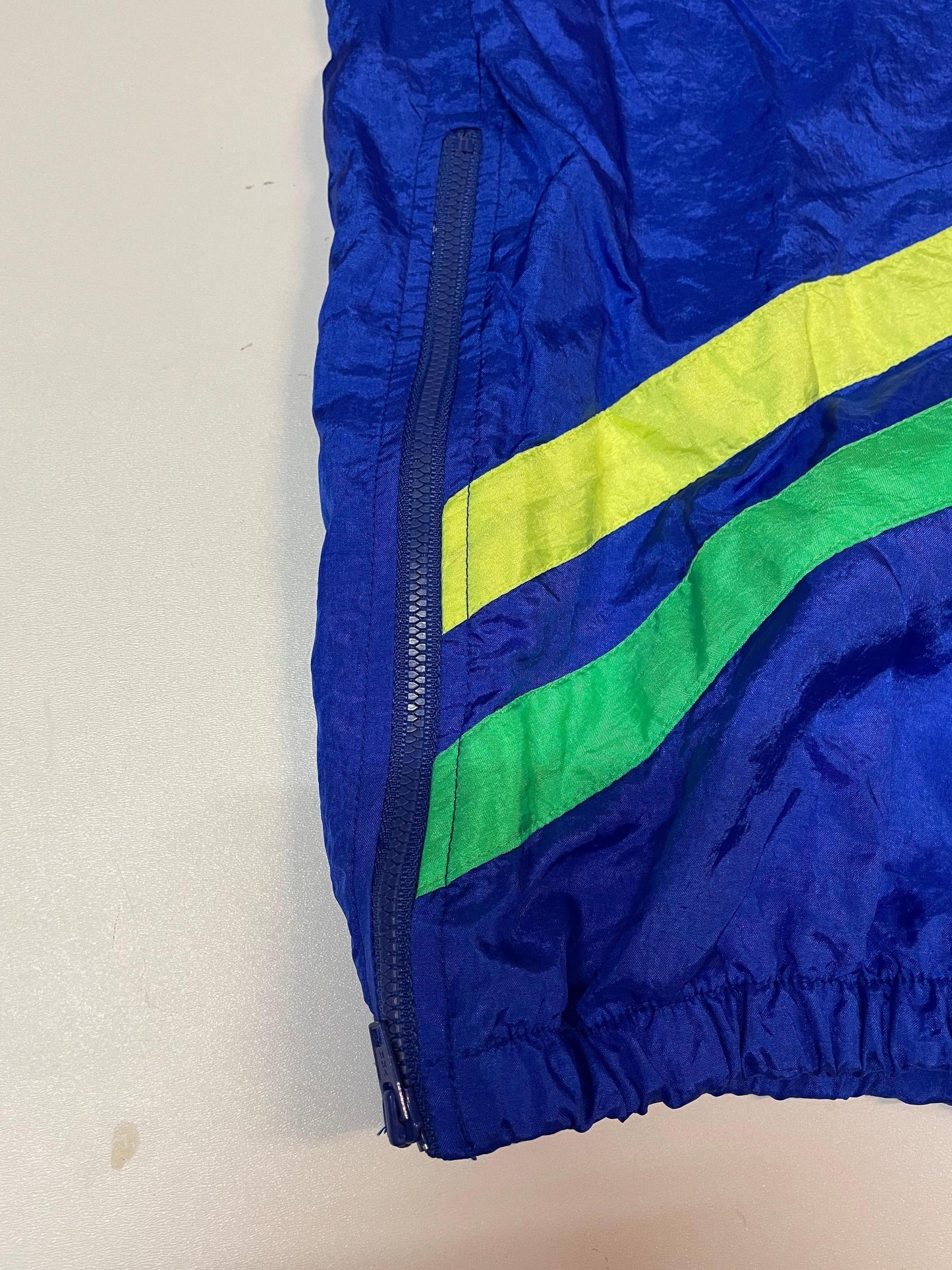 Entdecke unsere Vintage Track Pants von Nike und anderen Marken, erhältlich bei Valuxery.de - Dein Shop für trendige Vintage - Kleidung. Unsere Track Pants sind aus hochwertigen Materialien und