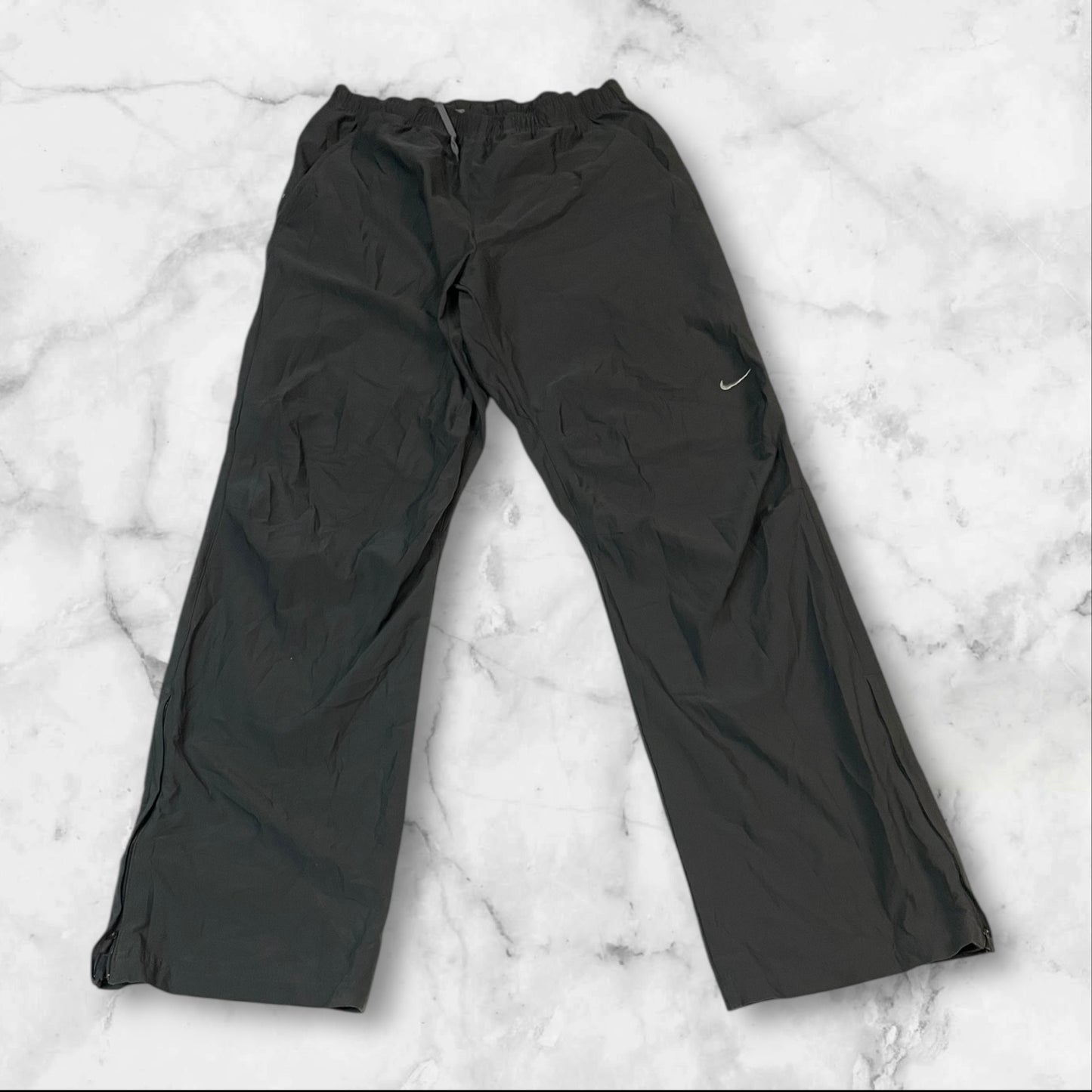 Entdecke unsere Vintage Track Pants von Nike und anderen Marken, erhältlich bei Valuxery.de - Dein Shop für trendige Vintage - Kleidung. Unsere Track Pants sind aus hochwertigen Materialien und