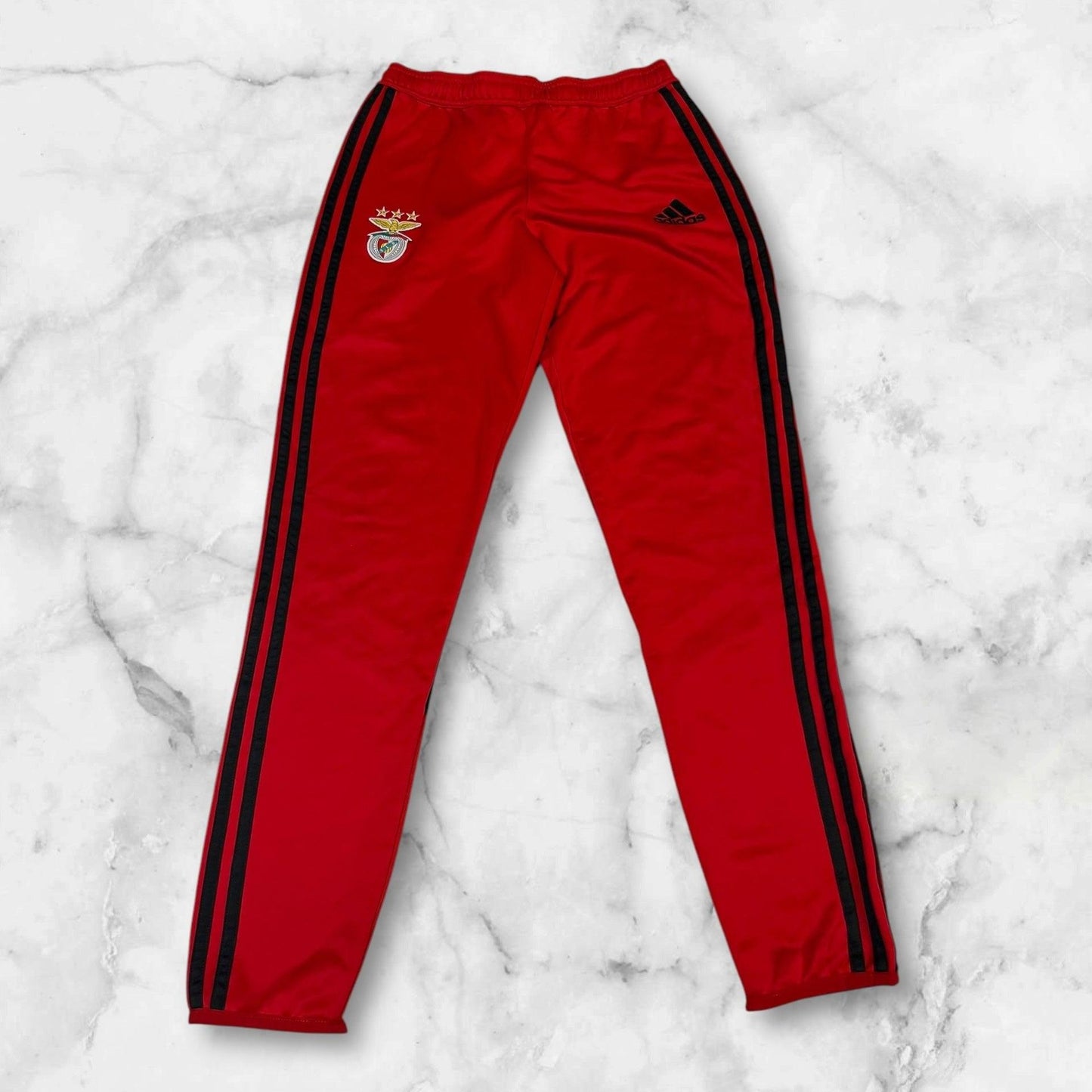 Entdecke unsere Vintage Track Pants von Nike und anderen Marken, erhältlich bei Valuxery.de - Dein Shop für trendige Vintage - Kleidung. Unsere Track Pants sind aus hochwertigen Materialien und