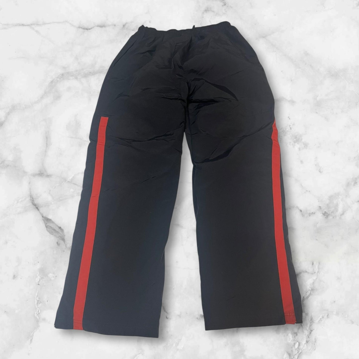 Entdecke unsere Vintage Track Pants von Nike und anderen Marken, erhältlich bei Valuxery.de - Dein Shop für trendige Vintage - Kleidung. Unsere Track Pants sind aus hochwertigen Materialien und