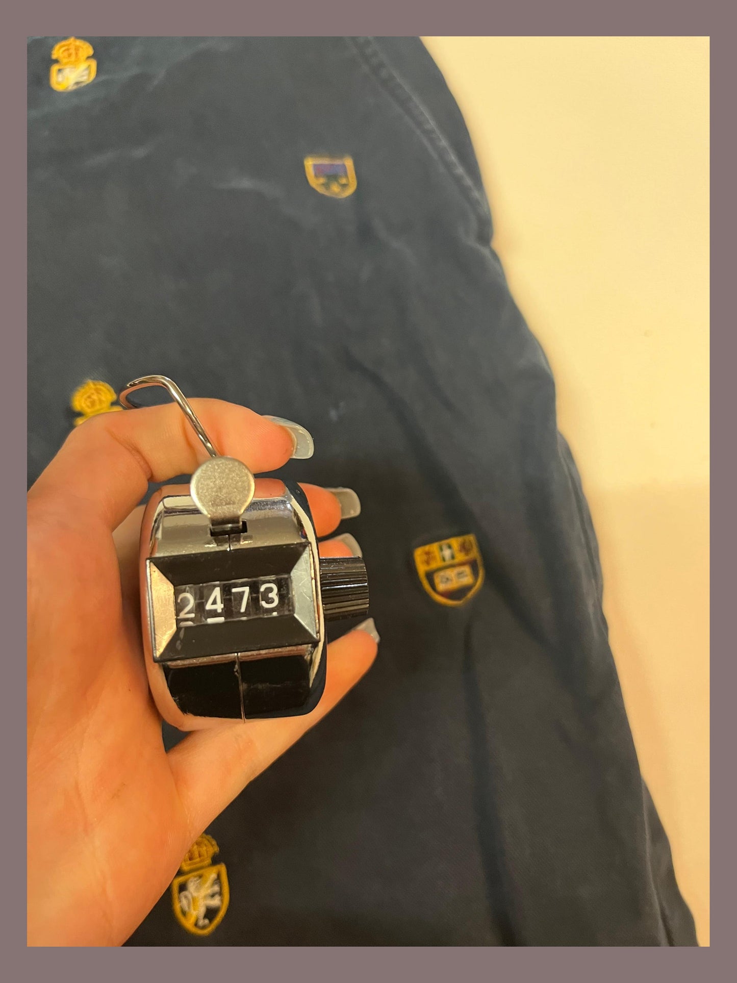 Entdecke unsere Vintage Track Pants von Nike und anderen Marken, erhältlich bei Valuxery.de - Dein Shop für trendige Vintage - Kleidung. Unsere Track Pants sind aus hochwertigen Materialien und