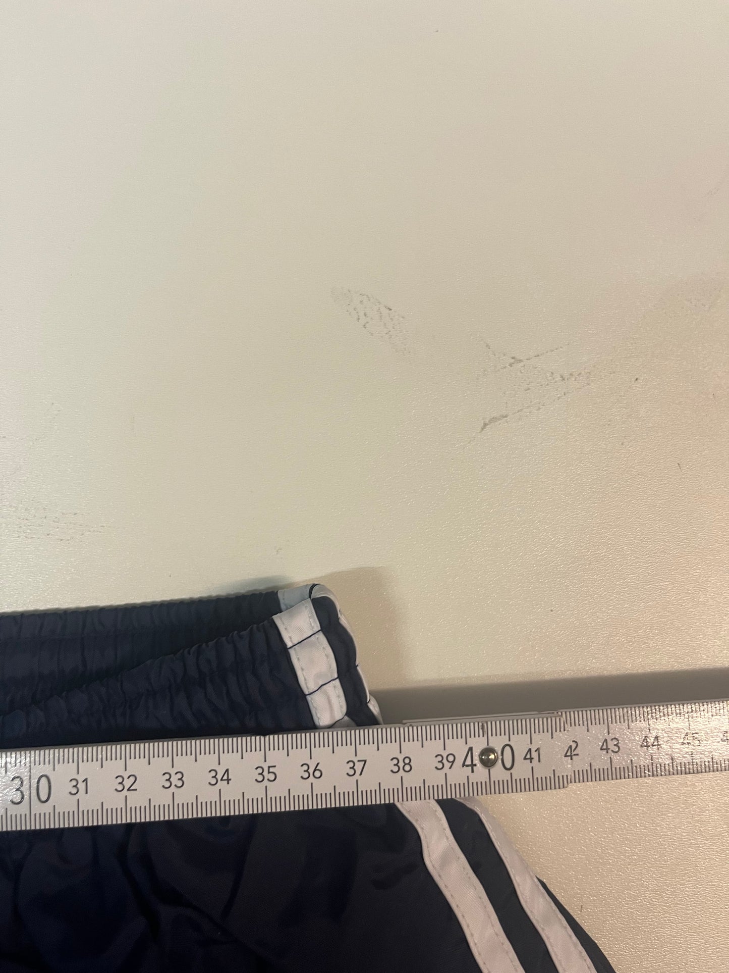 Entdecke unsere Vintage Track Pants von Nike und anderen Marken, erhältlich bei Valuxery.de - Dein Shop für trendige Vintage - Kleidung. Unsere Track Pants sind aus hochwertigen Materialien und