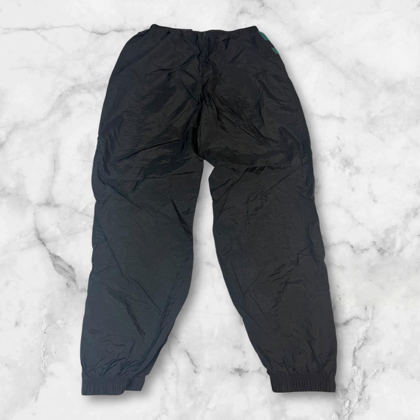 Entdecke unsere Vintage Track Pants von Nike und anderen Marken, erhältlich bei Valuxery.de - Dein Shop für trendige Vintage - Kleidung. Unsere Track Pants sind aus hochwertigen Materialien und