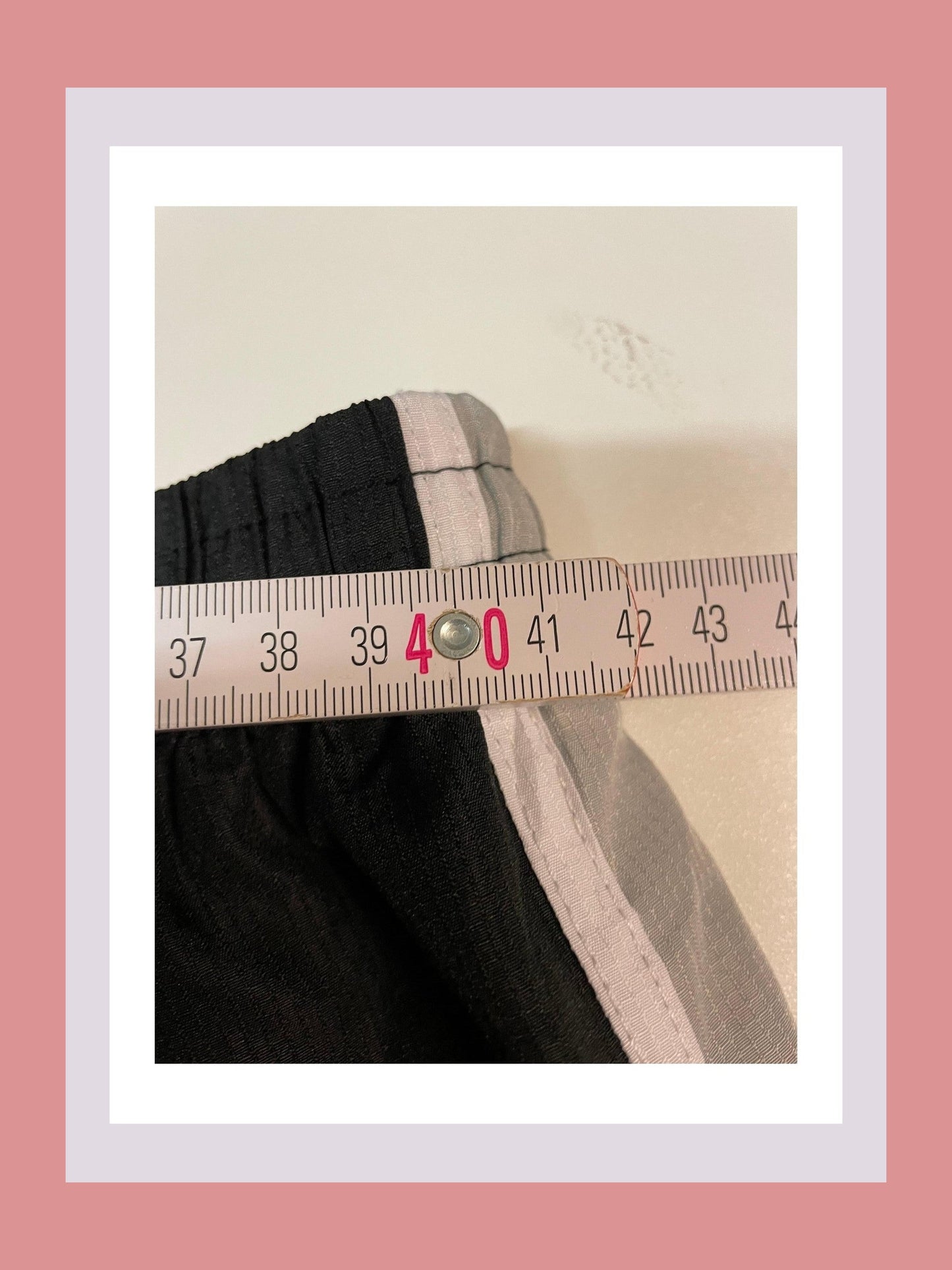 Entdecke unsere Vintage Track Pants von Nike und anderen Marken, erhältlich bei Valuxery.de - Dein Shop für trendige Vintage - Kleidung. Unsere Track Pants sind aus hochwertigen Materialien und