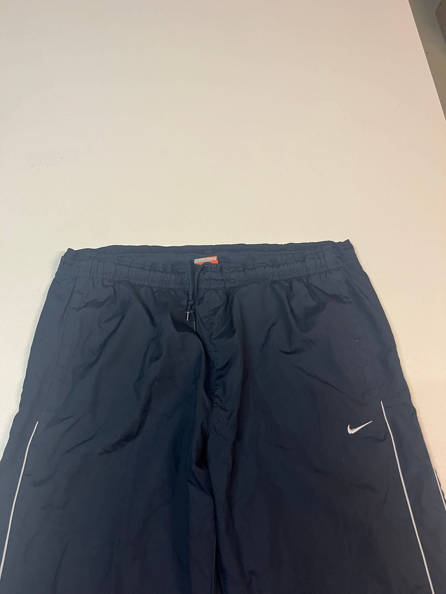 Entdecke unsere Vintage Track Pants von Nike und anderen Marken, erhältlich bei Valuxery.de - Dein Shop für trendige Vintage - Kleidung. Unsere Track Pants sind aus hochwertigen Materialien und