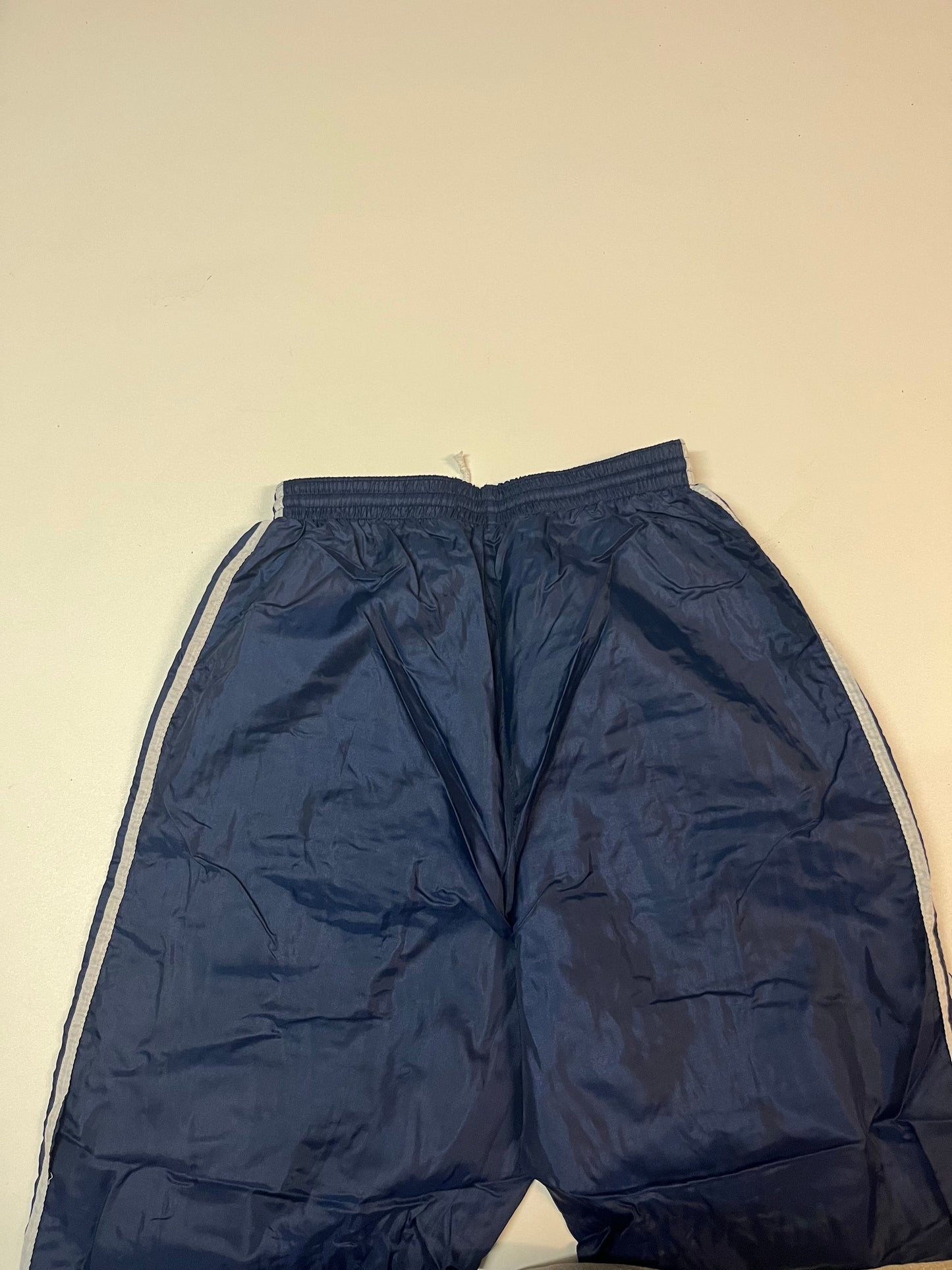 Entdecke unsere Vintage Track Pants von Nike und anderen Marken, erhältlich bei Valuxery.de - Dein Shop für trendige Vintage - Kleidung. Unsere Track Pants sind aus hochwertigen Materialien und